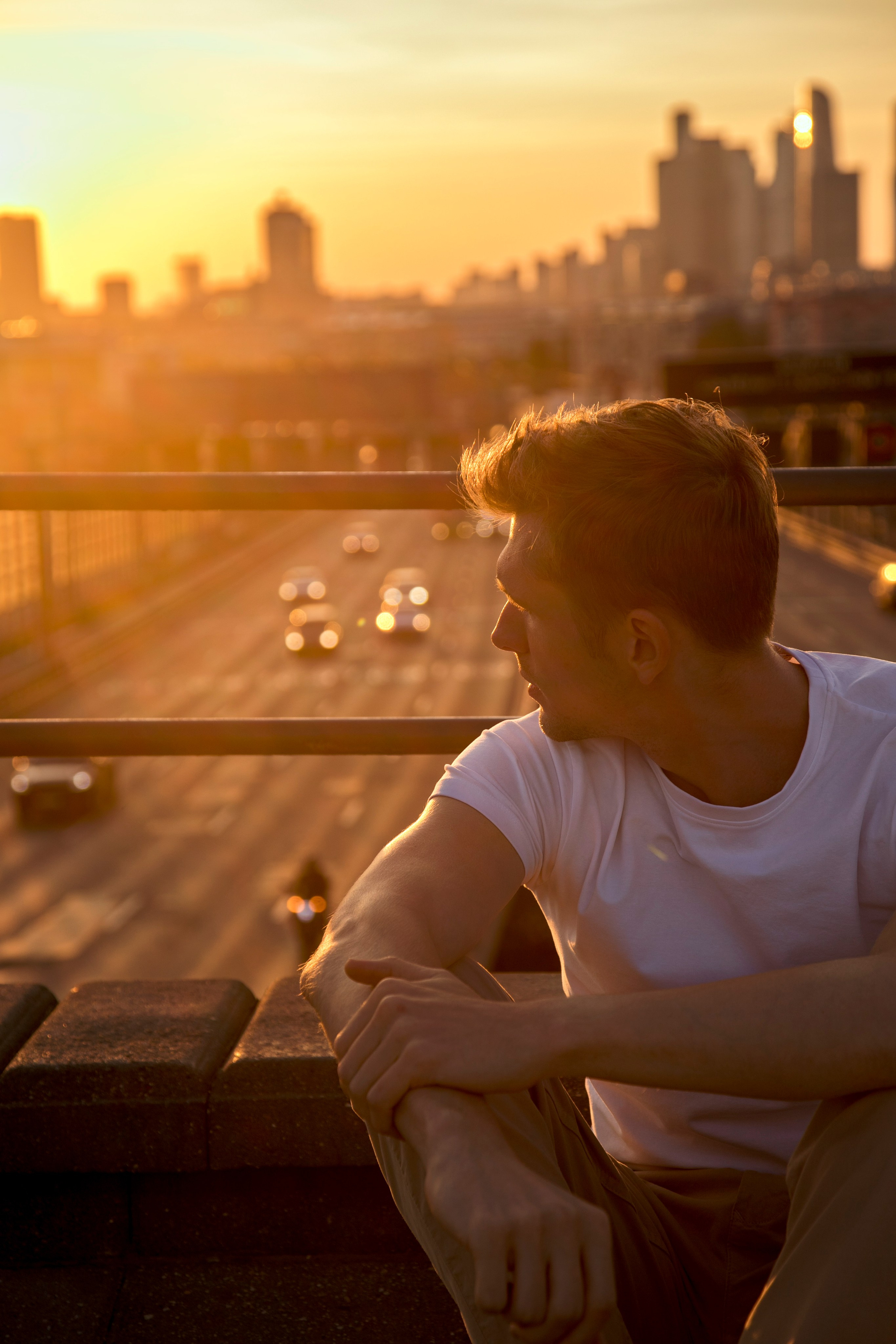 Мужская фотосессия на улице. Профессиональный фотограф в Москве