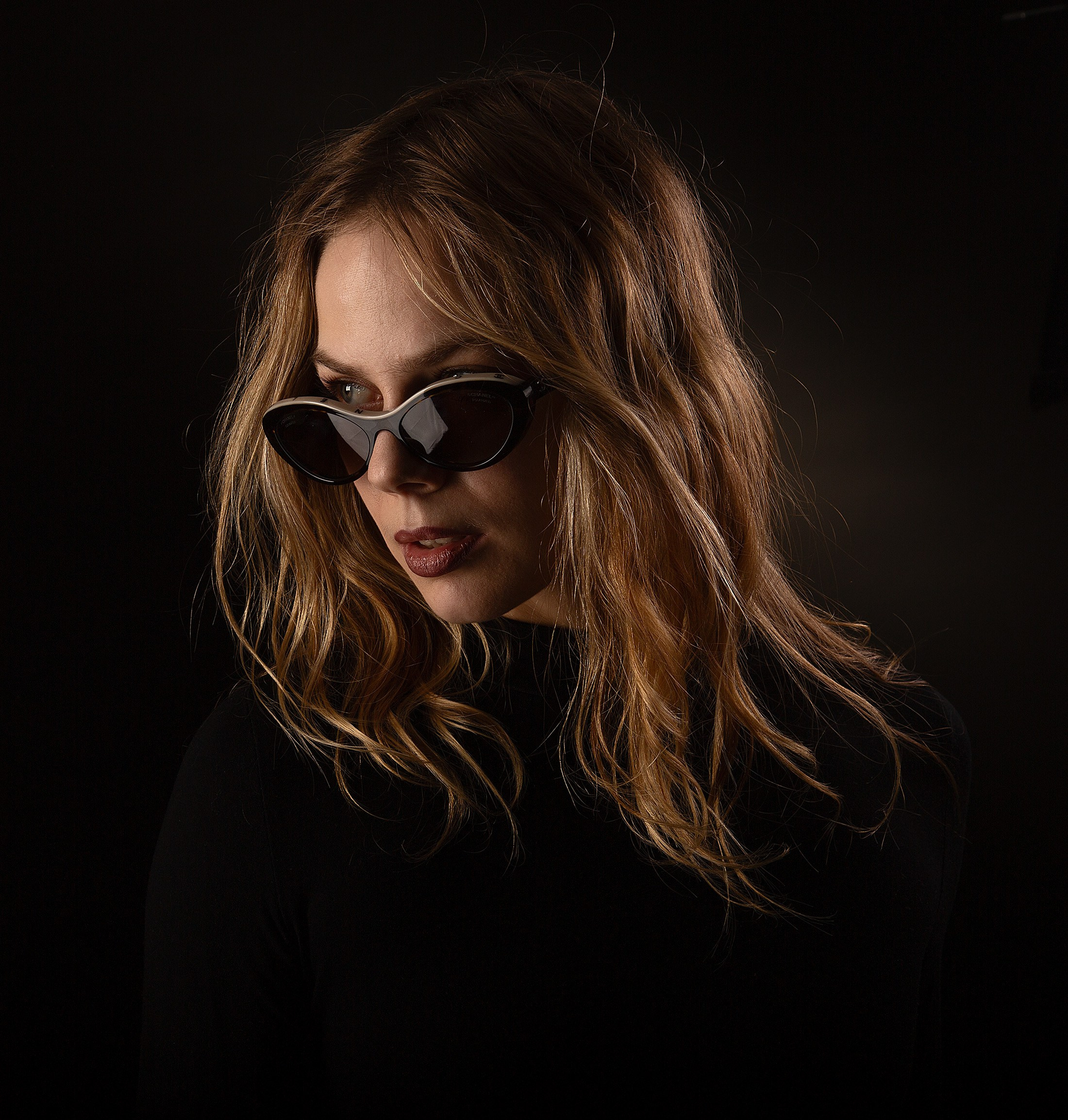 Фотосессия с жестким темным светом