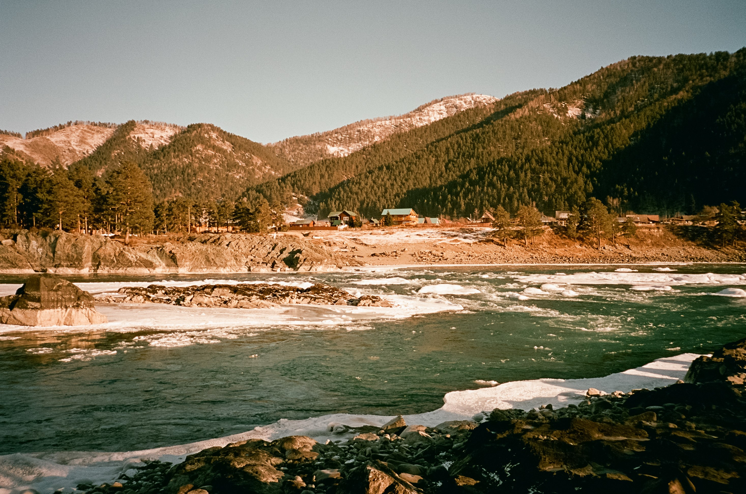 Зубы Дракона и синяя Катунь в солнечный день. Фотограф-документалист Мария Осокина