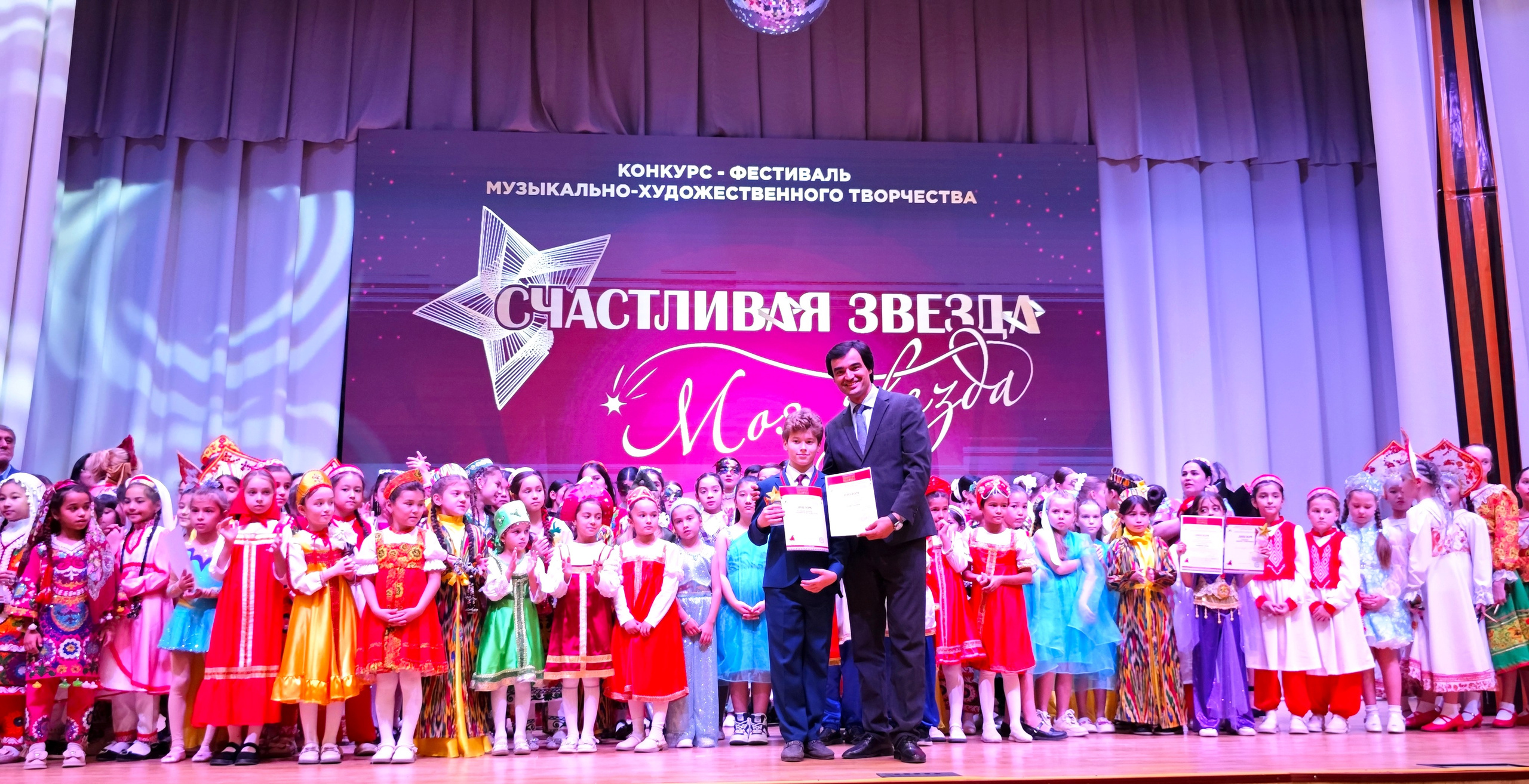 1 ноября 2025 г, г. Бохтар, Таджикистан. Золотое яблочко