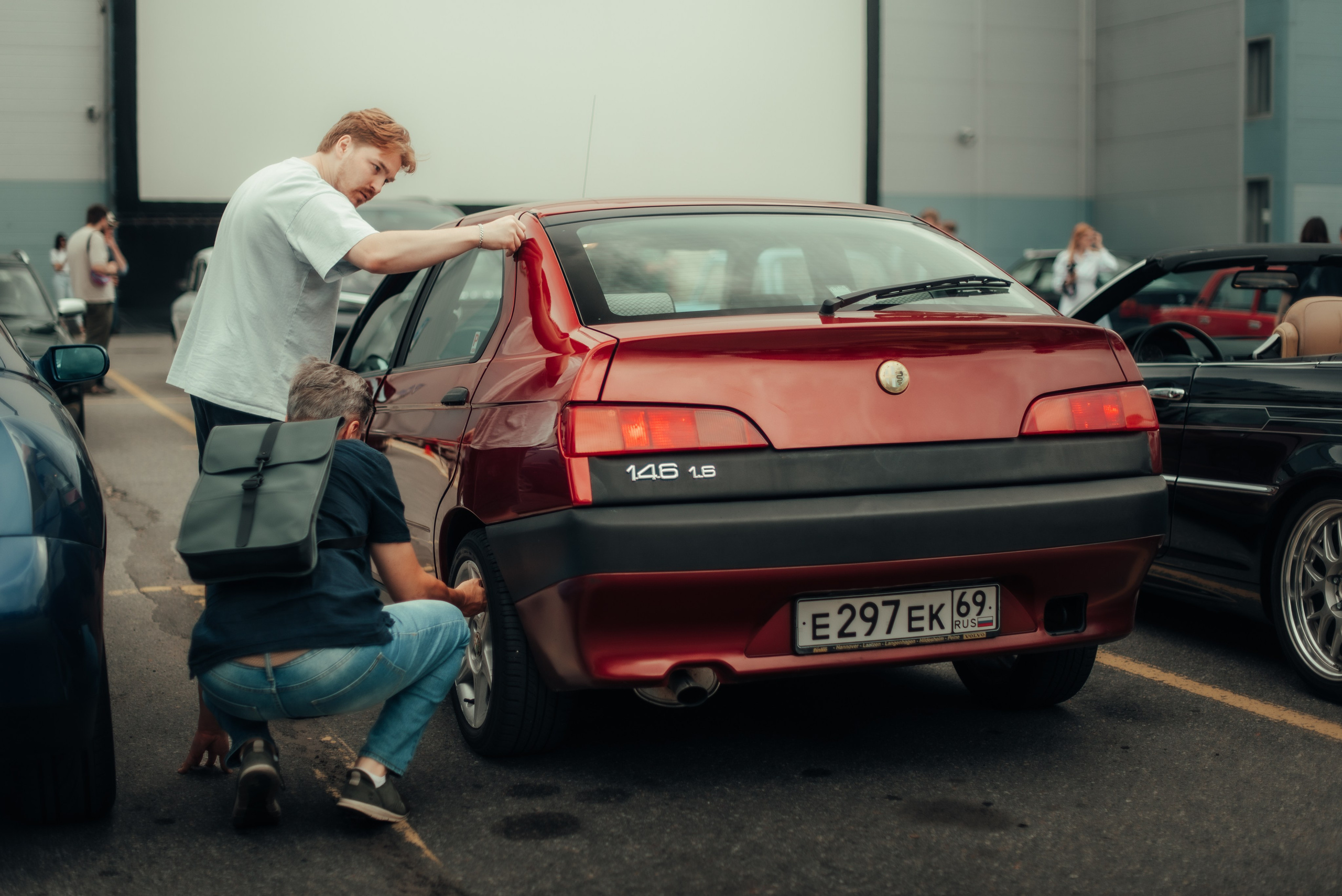 Alfa Romeo 145 на летней автомобильной встрече