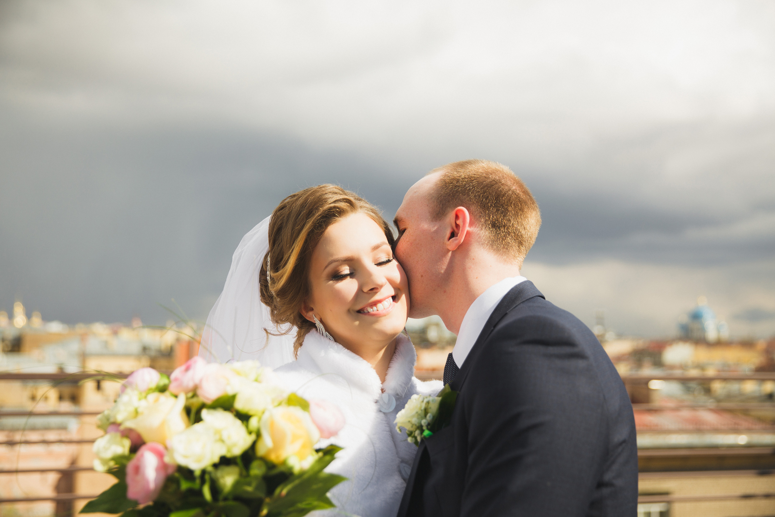 Свадебная фотосъёмка весной в Санкт-Петербурге. Семейный фотограф, свадебный фотограф, женский портрет в Санкт-Петербу