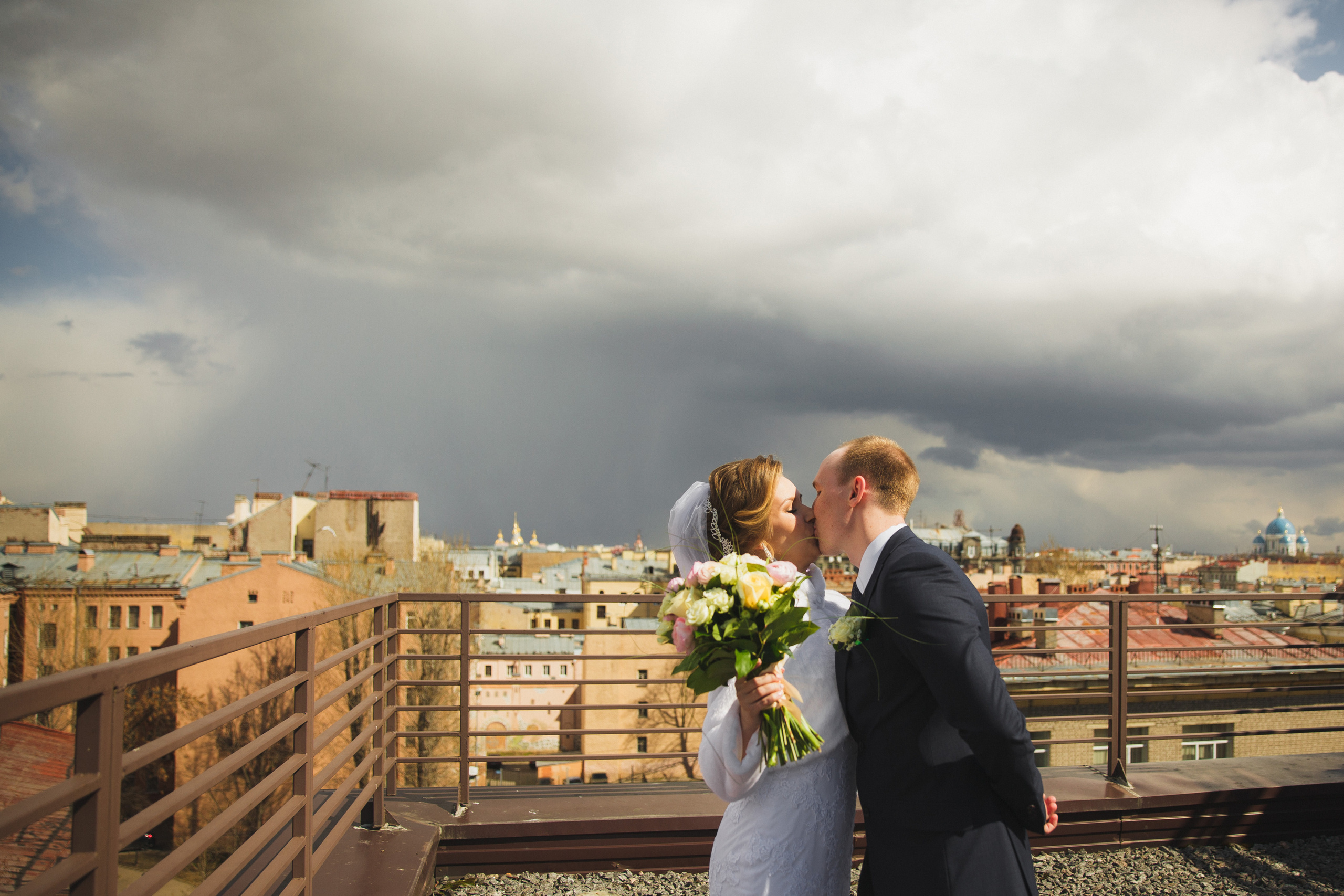 Свадебная фотосъёмка весной в Санкт-Петербурге. Семейный фотограф, свадебный фотограф, женский портрет в Санкт-Петербу