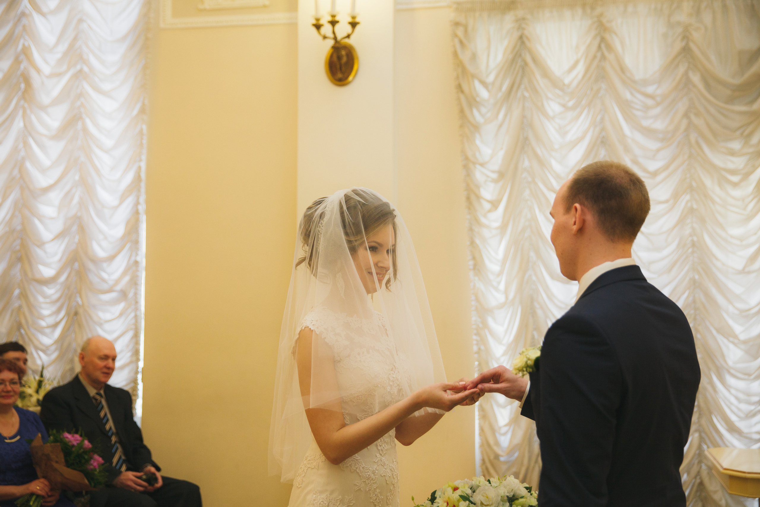 Свадебная фотосъёмка весной в Санкт-Петербурге. Семейный фотограф, свадебный фотограф, женский портрет в Санкт-Петербу