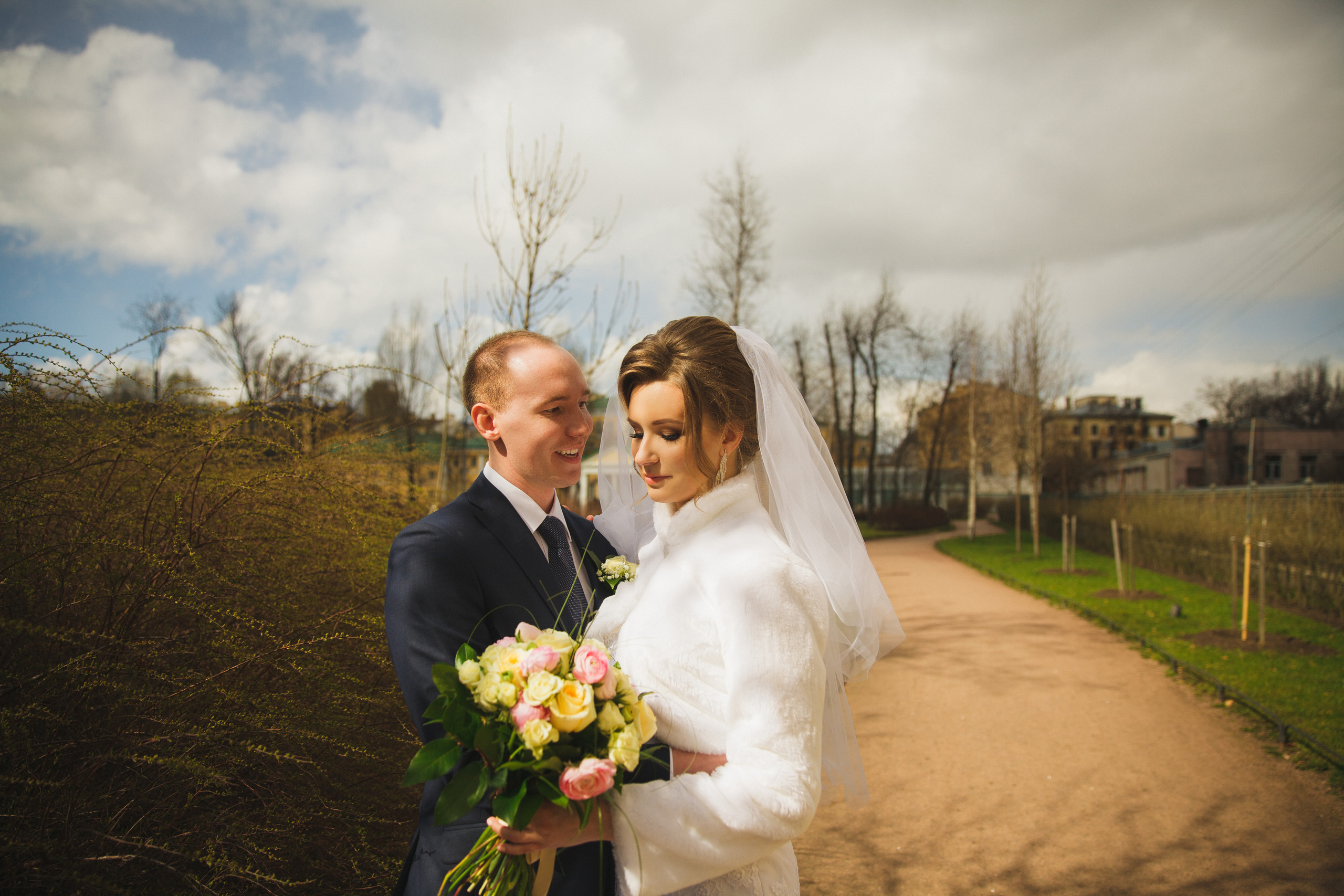 Свадебная фотосъёмка весной в Санкт-Петербурге. Семейный фотограф, свадебный фотограф, женский портрет в Санкт-Петербу