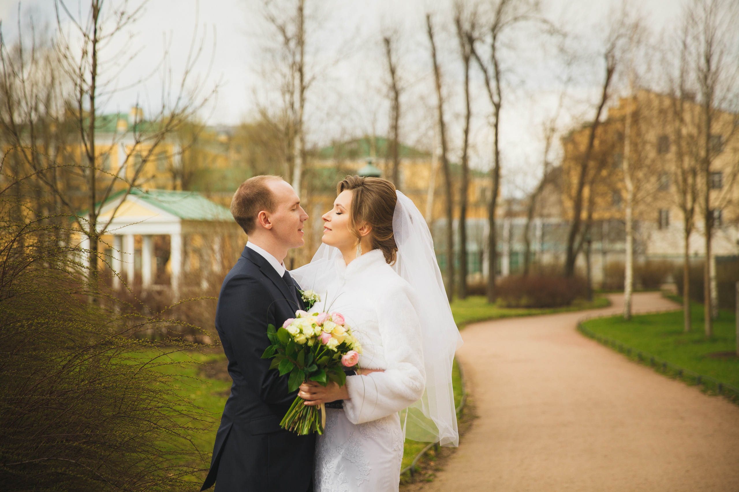 Свадебная фотосъёмка весной в Санкт-Петербурге. Семейный фотограф, свадебный фотограф, женский портрет в Санкт-Петербу