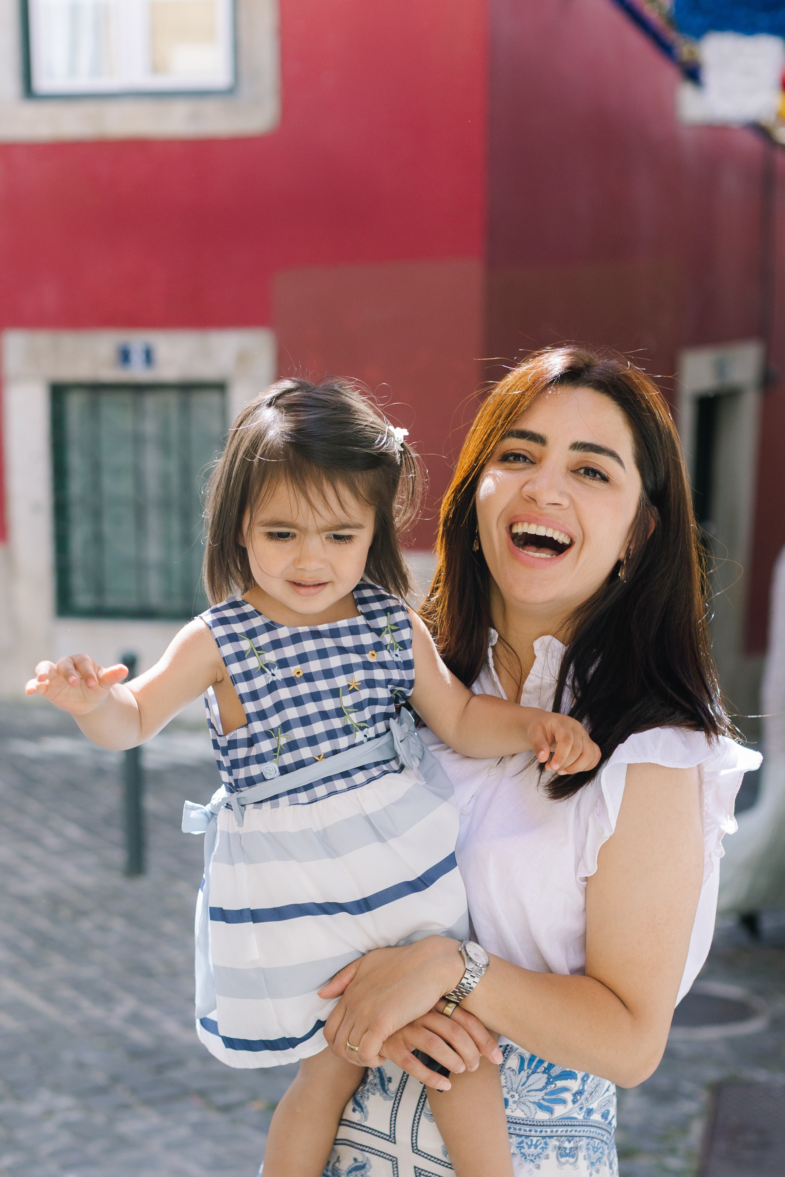Family photo shoot on the streets of alfama. Свадебный и женский фотограф в Лиссабоне Яковлева Ольга
