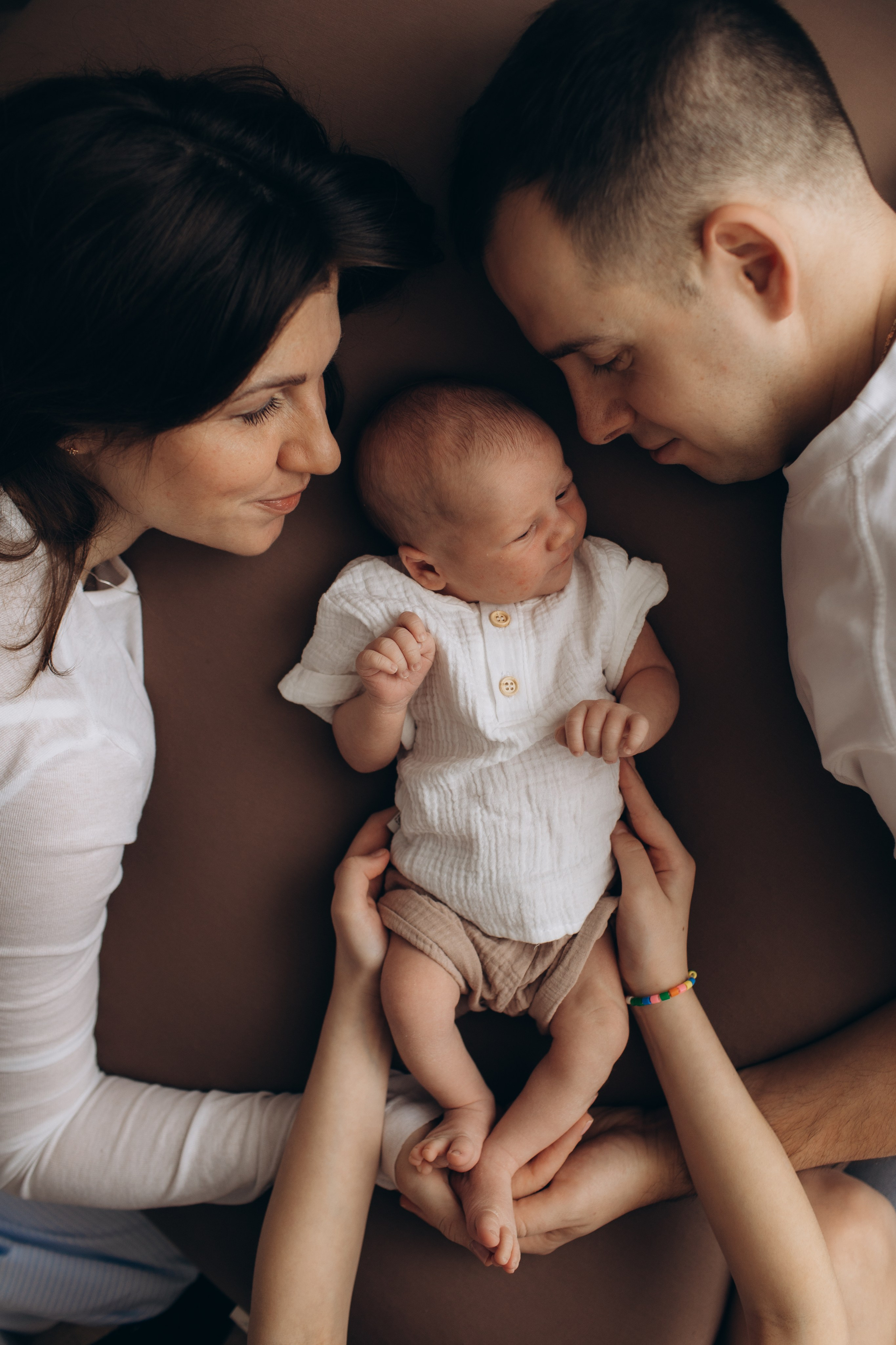 Семейная фотосессия с малышами. Фотостудия для новорожденных и малышей в Твери — На ручки