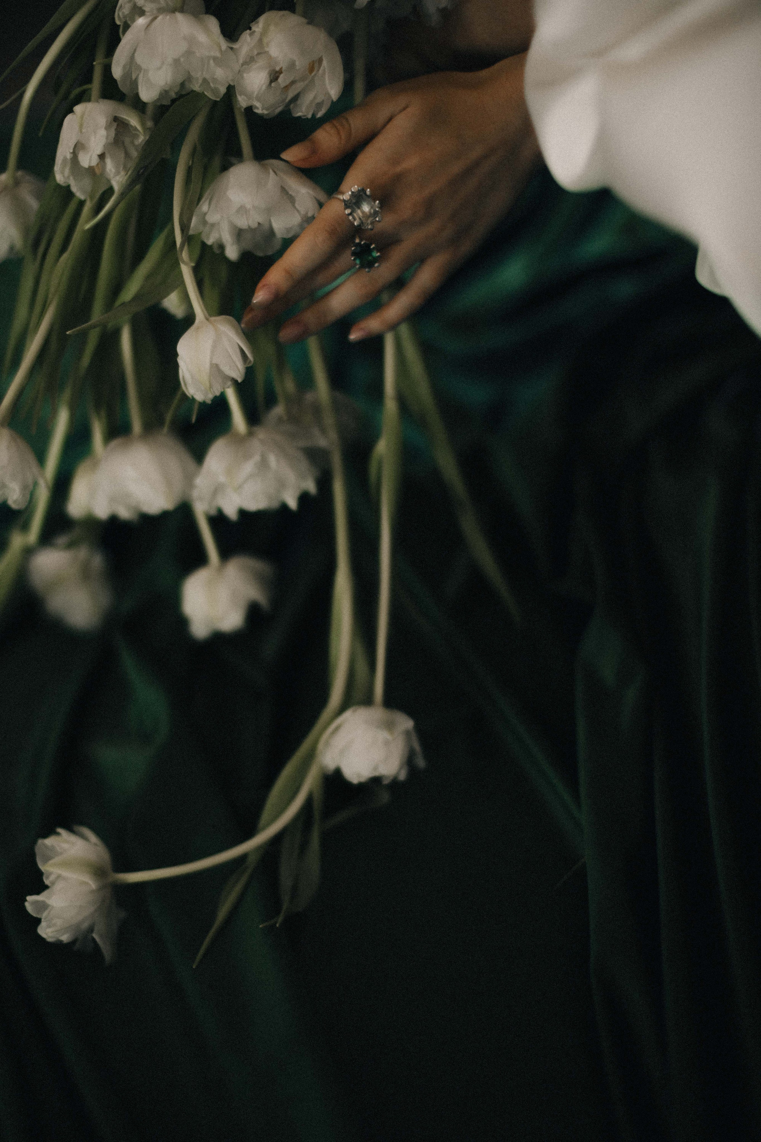 Счастливая пара позирует на свадебной фотосессии на фоне зеленой ткани в театре ,фэшн съемка ,топ 100 — свадебный фотограф Алена Межевова