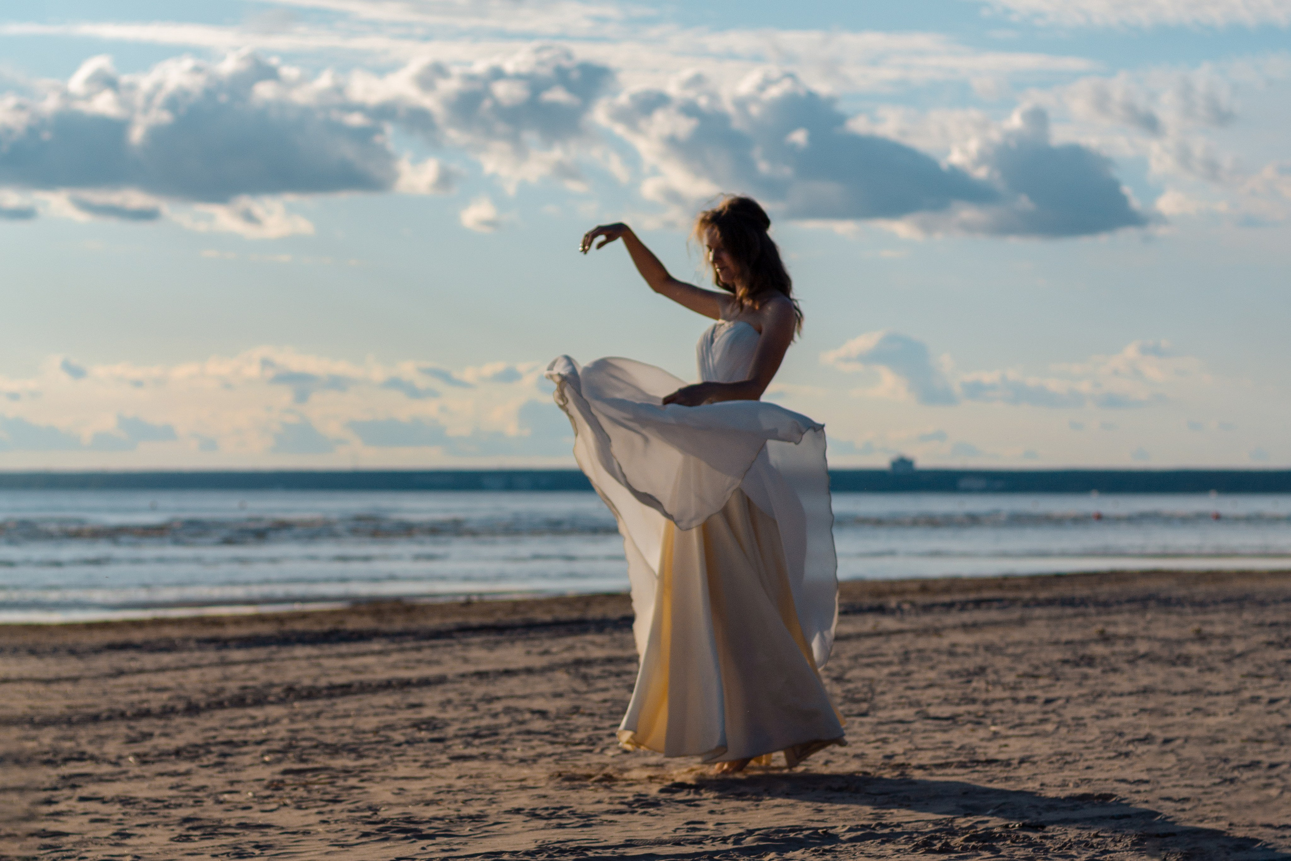 Голубое небо с белыми облаками. Рассвет. Девушка в платье. Белое воздушное платье. Берег залива. Берег моря. Девушка ходит по песку. Фотосессия на берегу залива СПб и Лен. области.