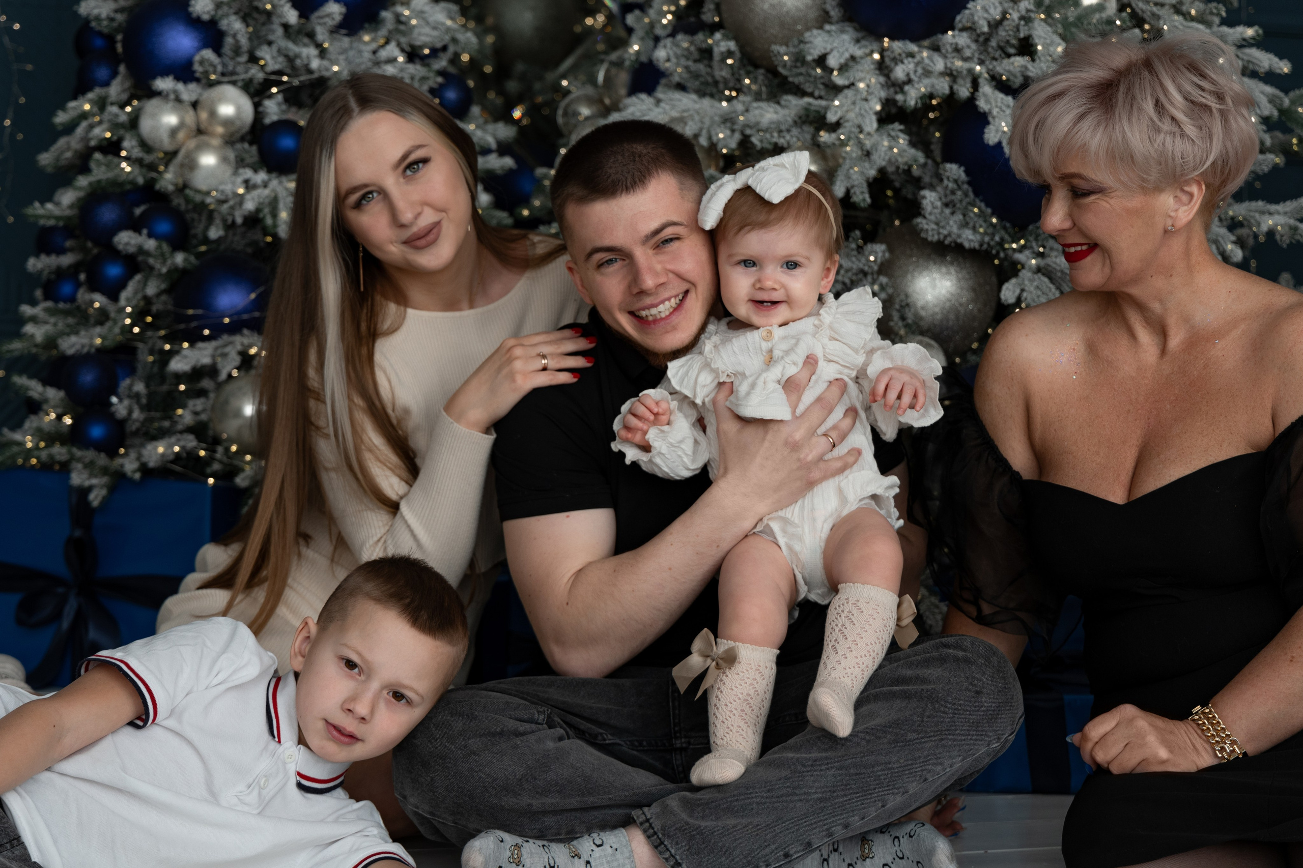 Новогодняя фотосессия/Елизавета с семьей 🤍. Профессиональный фотограф в Омске Писанкина Анастасия