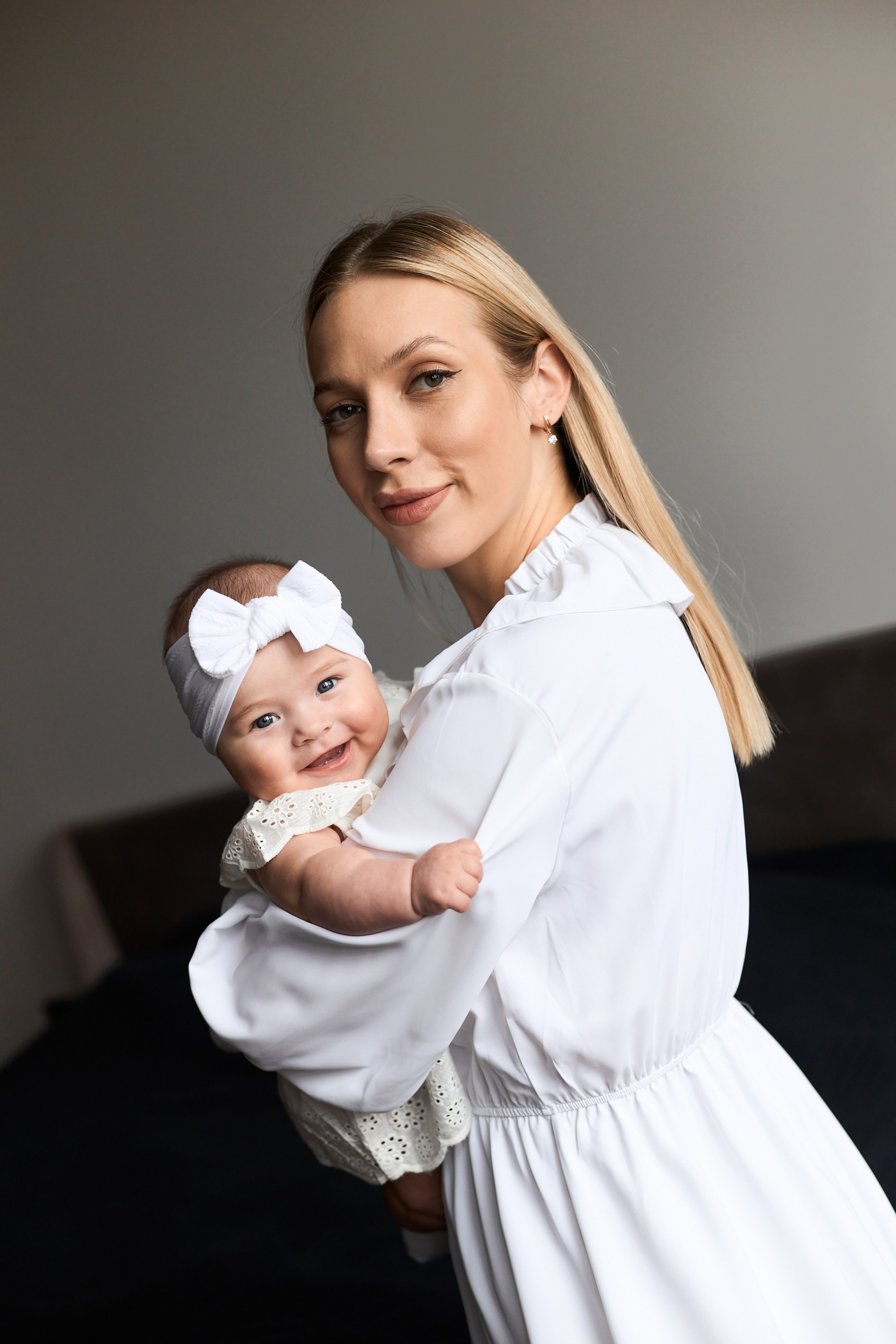 Семейная фотосессия Екатеринбург фотограф семейный фотосет в студии дома Екб заказать цена съемка детей родителей фотосъемка семьи Екб. Фотограф Екатеринбург Анастасия Жерновская | Маркетплейсы и нейрофото