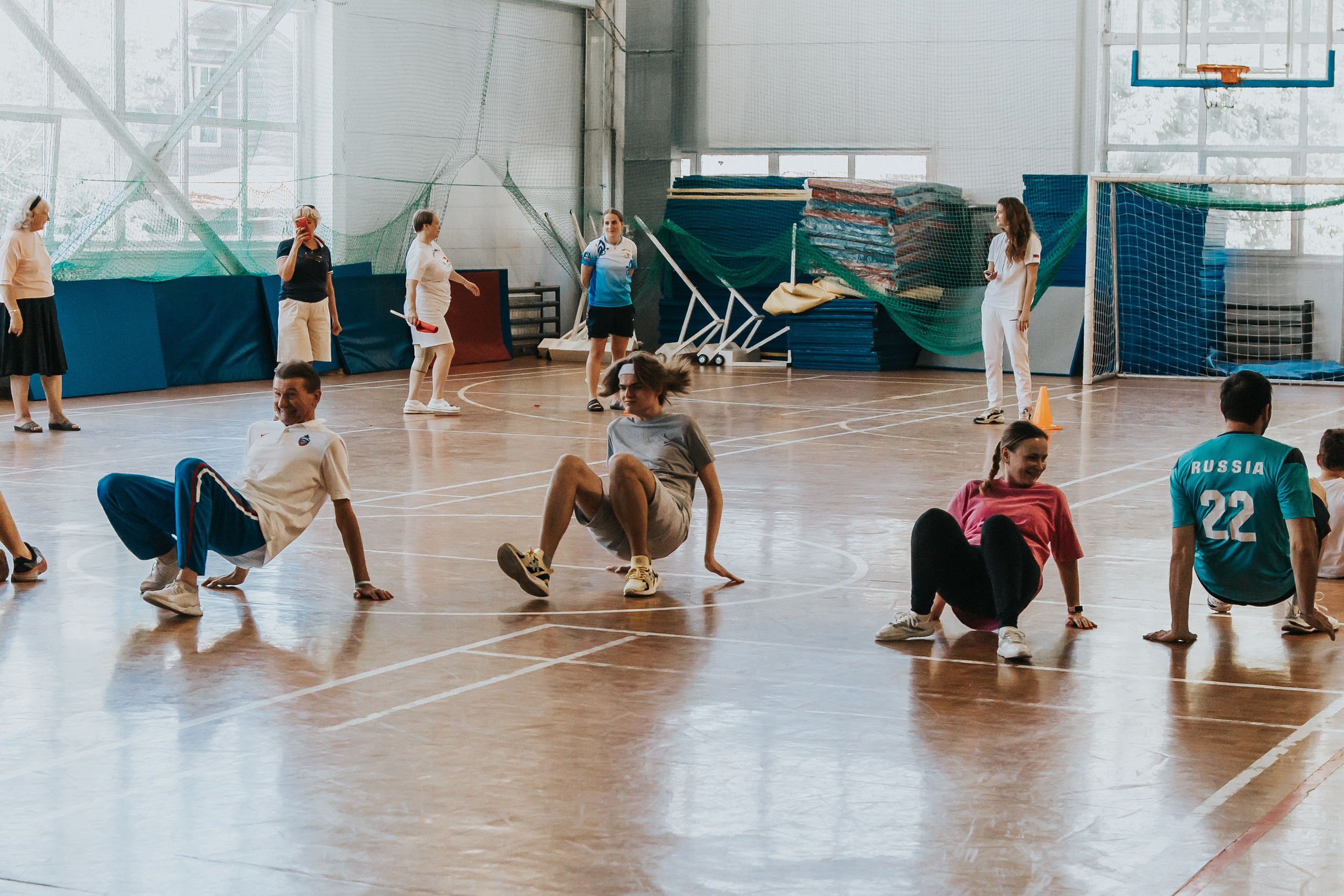 Репортажная спортивная съемка г. Королев стадион Металлист «папа, мама, я — спортивная семья». Юлия Егорова | Свадебный фотограф, семейный фотограф Москва, МО • Портреты • репортажи • день рождения • Love Story • дети