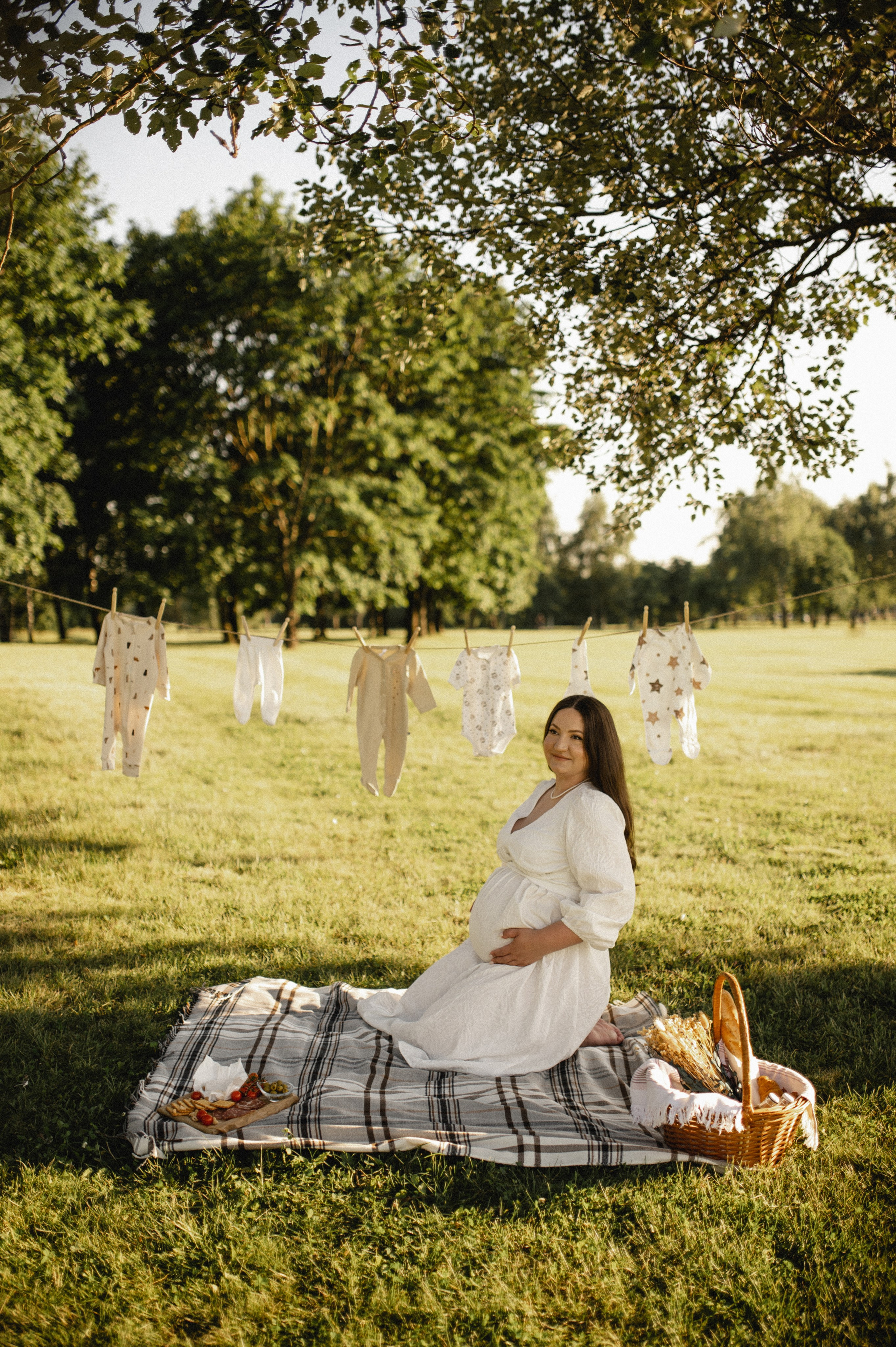 Фотосессия беременности на природе в парке Москвы. Семейная фотосессия Бутово Москва фотограф Алина Морщагина