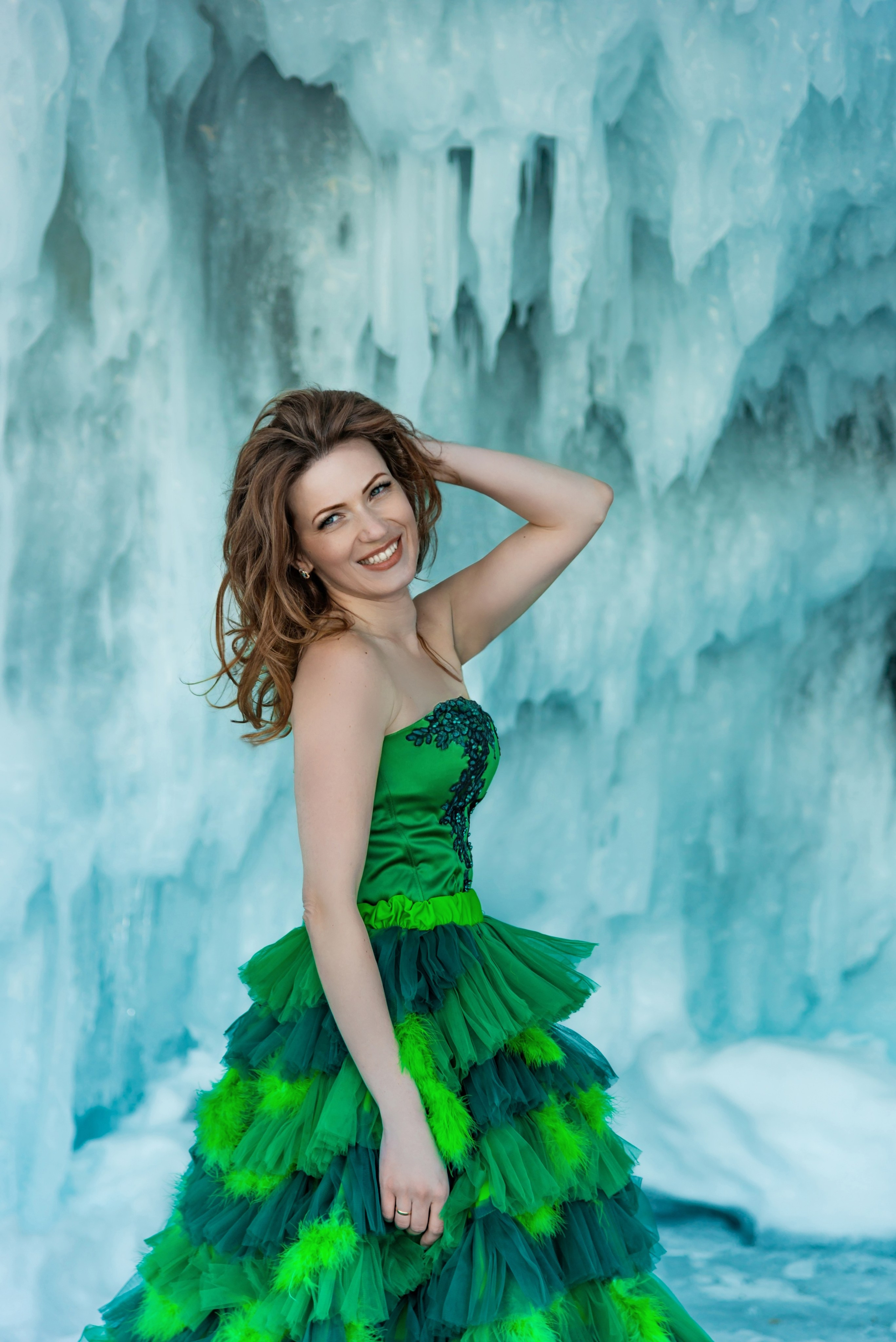 Фотосессия в зеленом платье на Байкале
