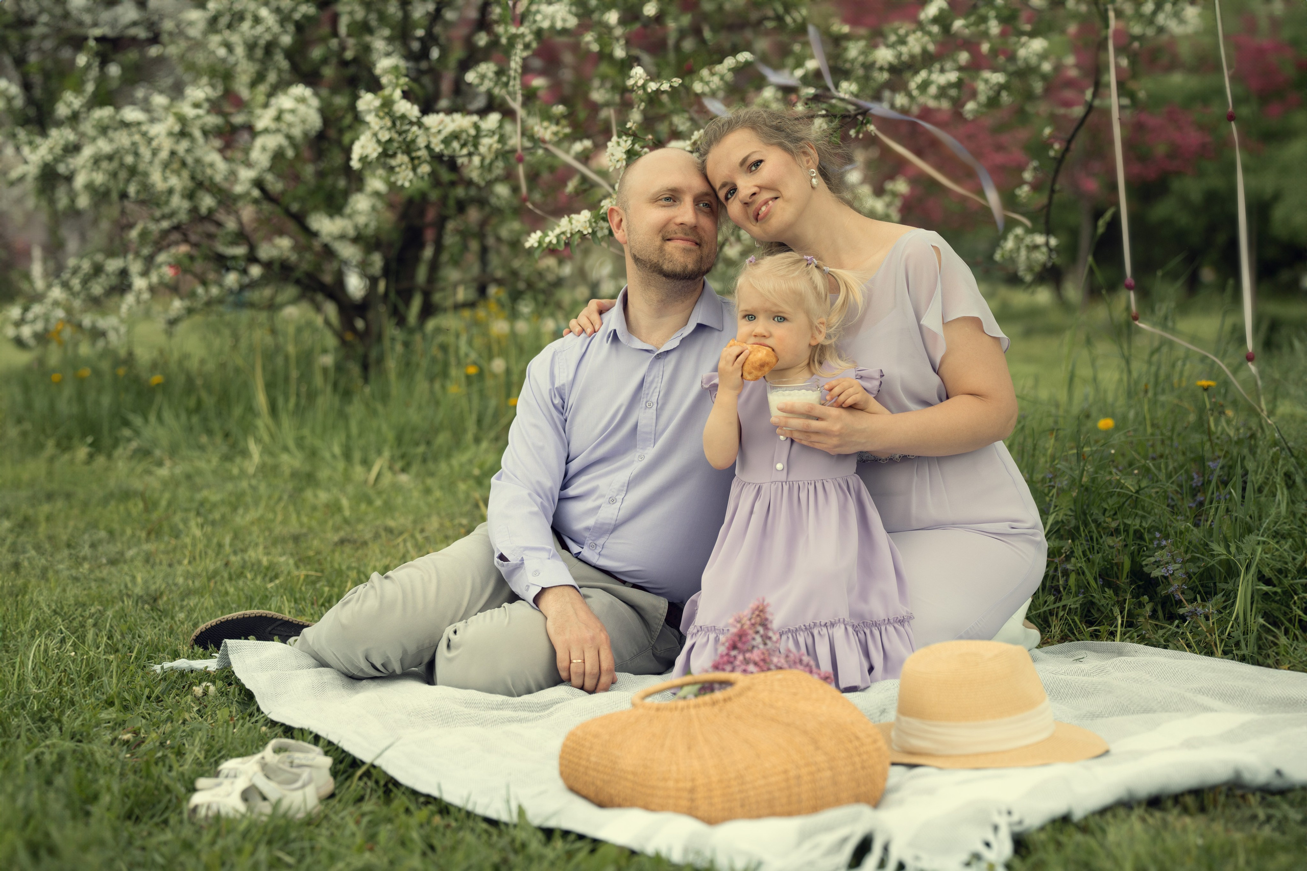 Легкий пикник под цветущими деревьями в парке.