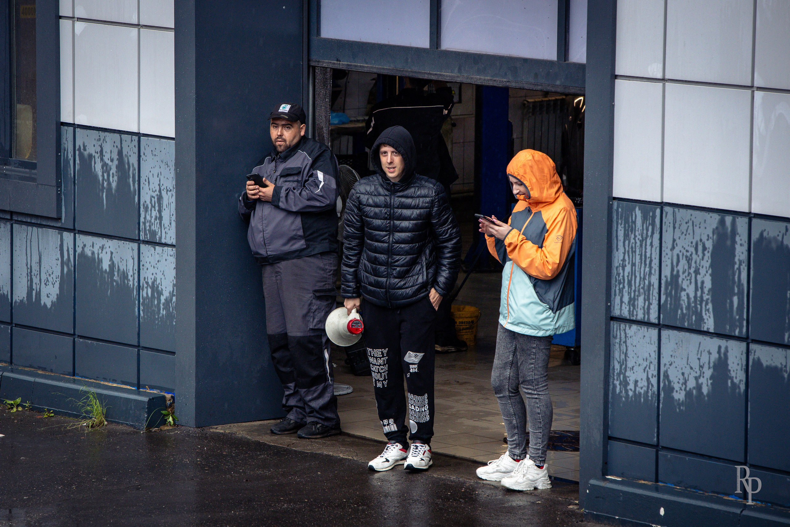 SHOWDOWN. Rusty Photographer