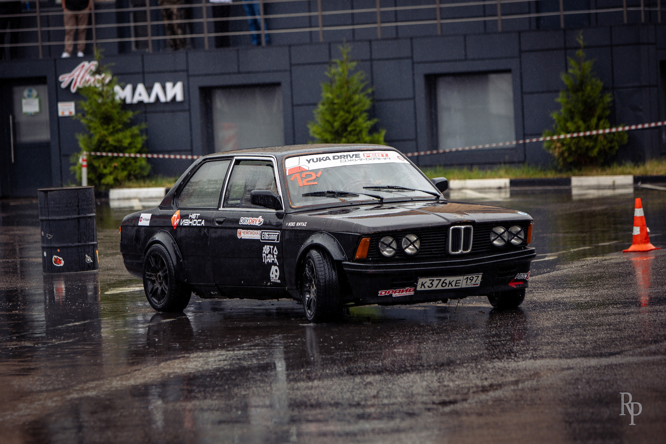 SHOWDOWN. Rusty Photographer