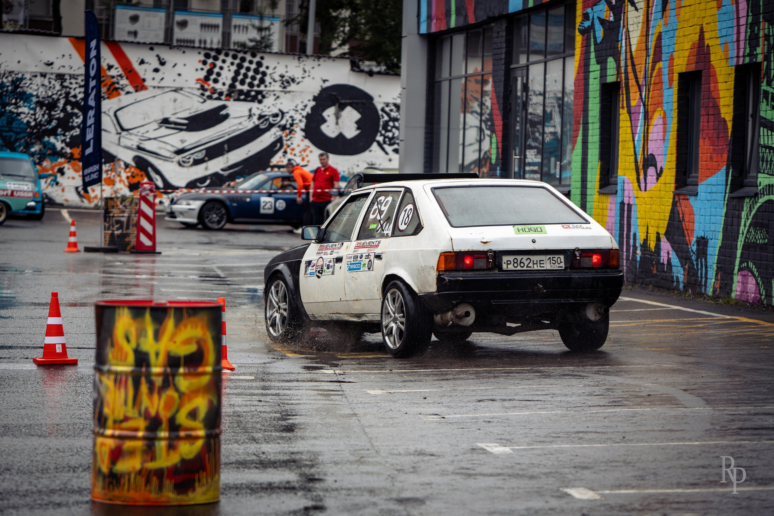 SHOWDOWN. Rusty Photographer