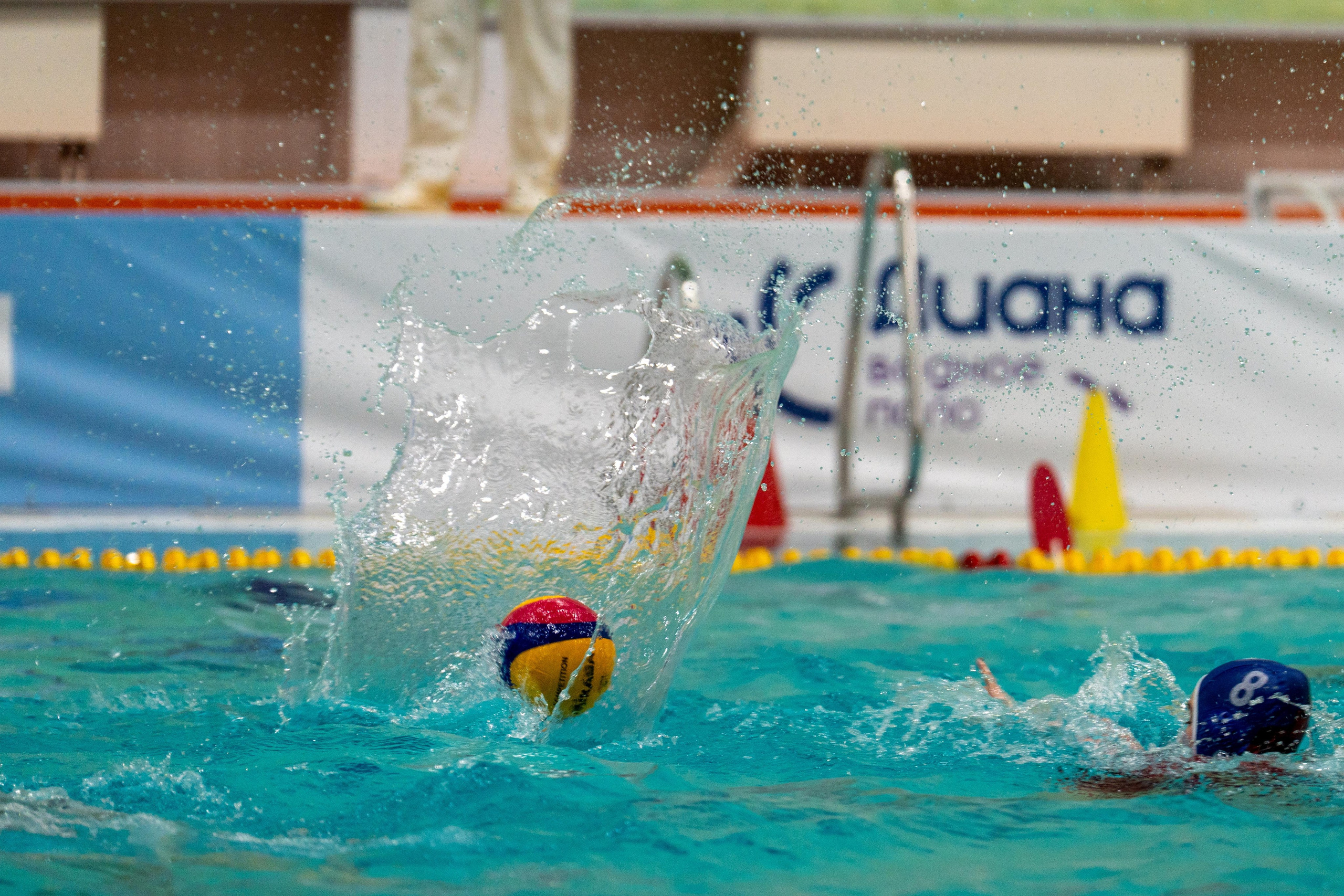 Момент атаки в женском водном поло Диана — Спартак-Волгоград, репортажный фотограф спорт съёмка в Санкт-Петербурге