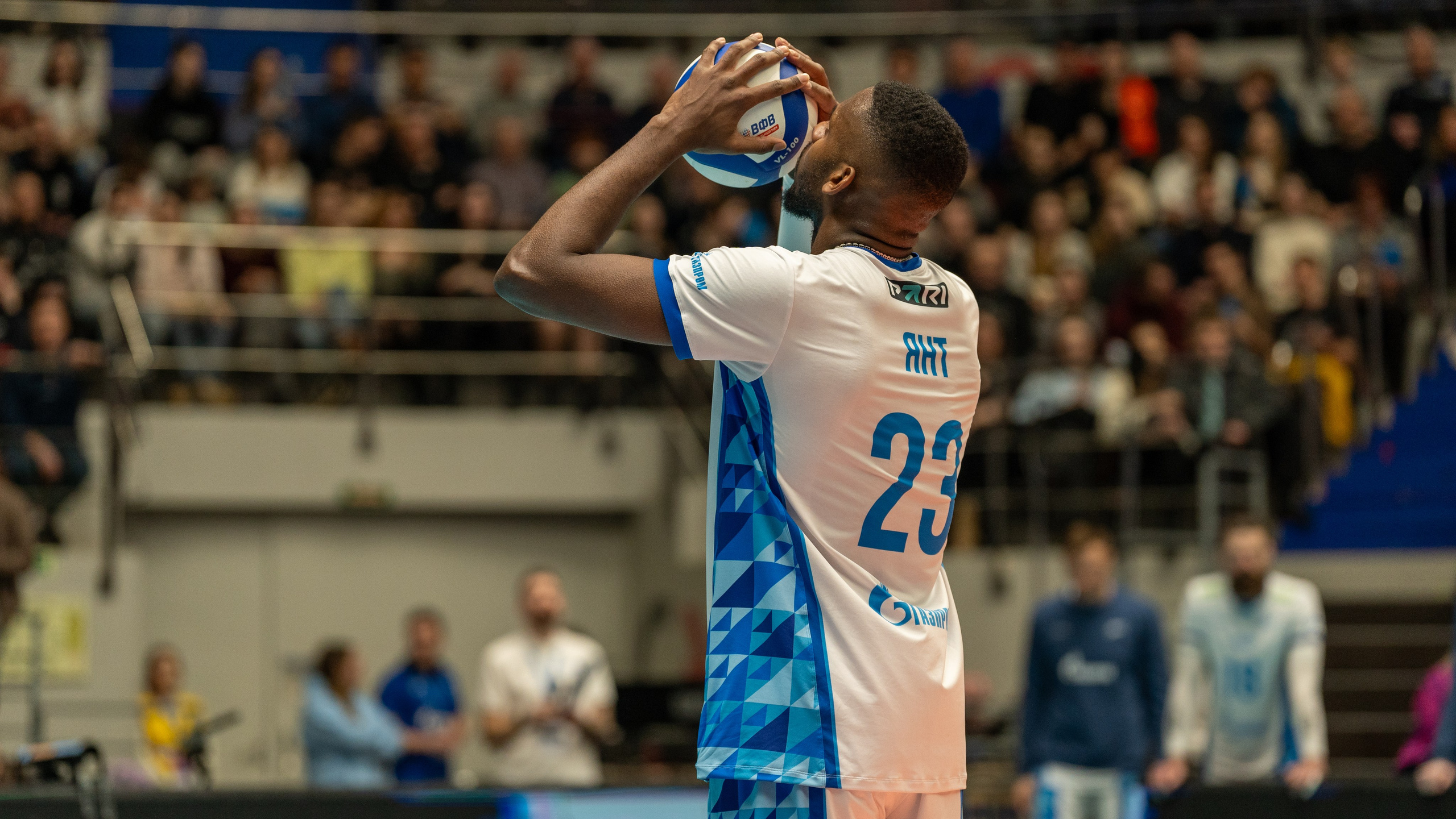 Игрок «Зенита» СПб готовится к подаче: напряжённый момент матча в объективе репортажного фотографа в Санкт-Петербурге.