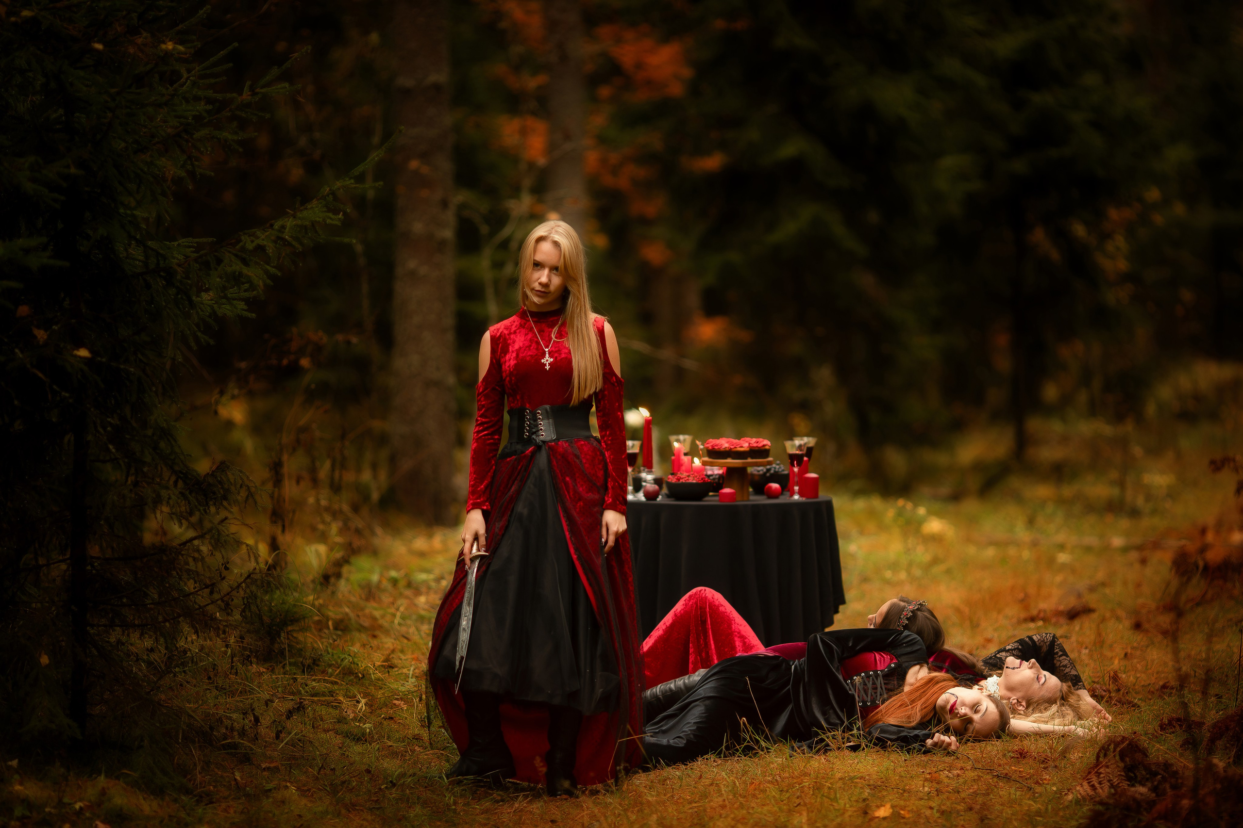 Фотопроект «Вампиры» — тёмная эстетика, осень и красный свет. Фотограф Анна Грошикова — авторская съёмка на рассвете и закате в Москве, Мытищах, Солнечногорске и Московской области