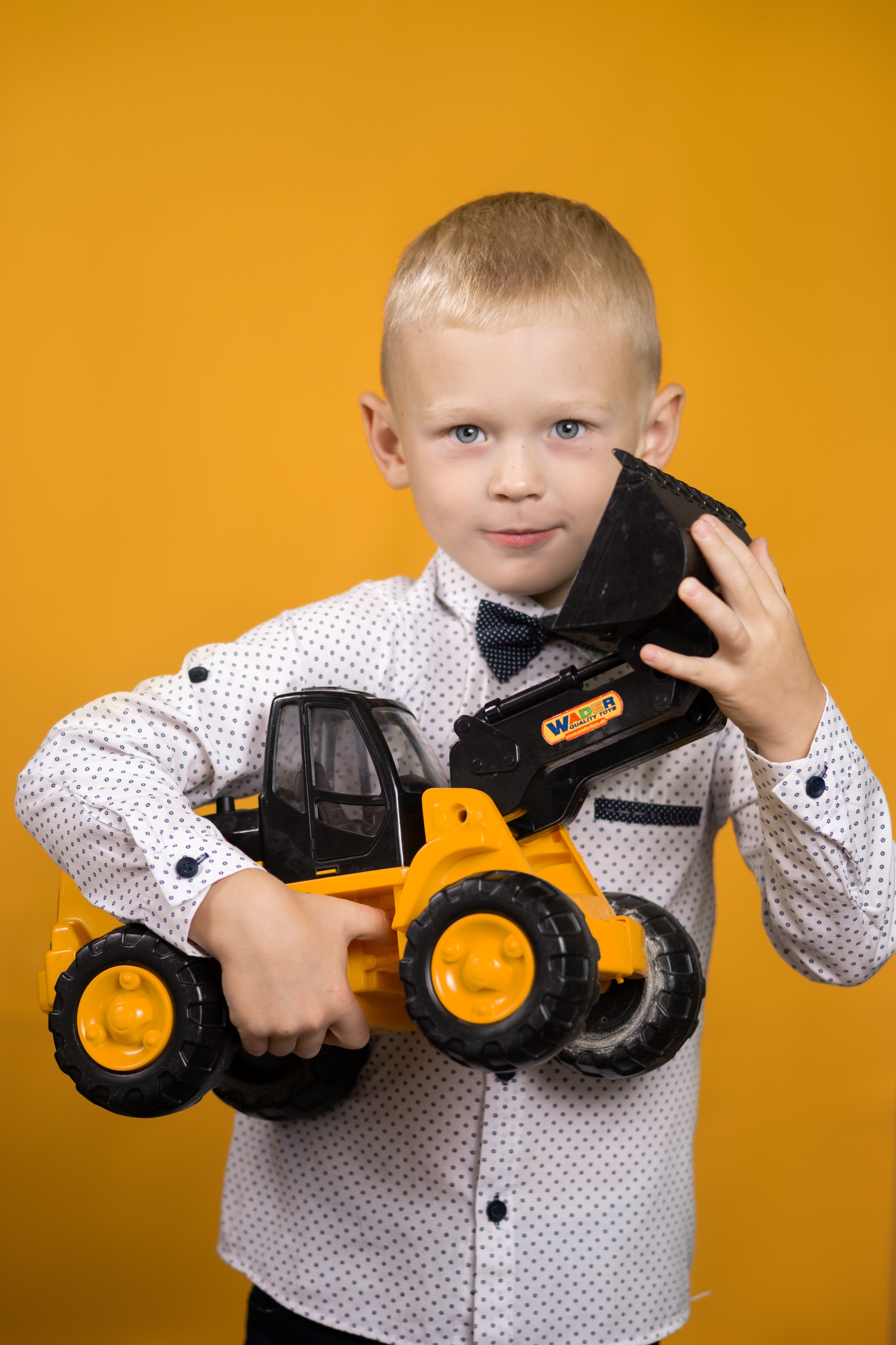 Портреты на желтом фонее. Ольга Плаксина фотограф в Саратове