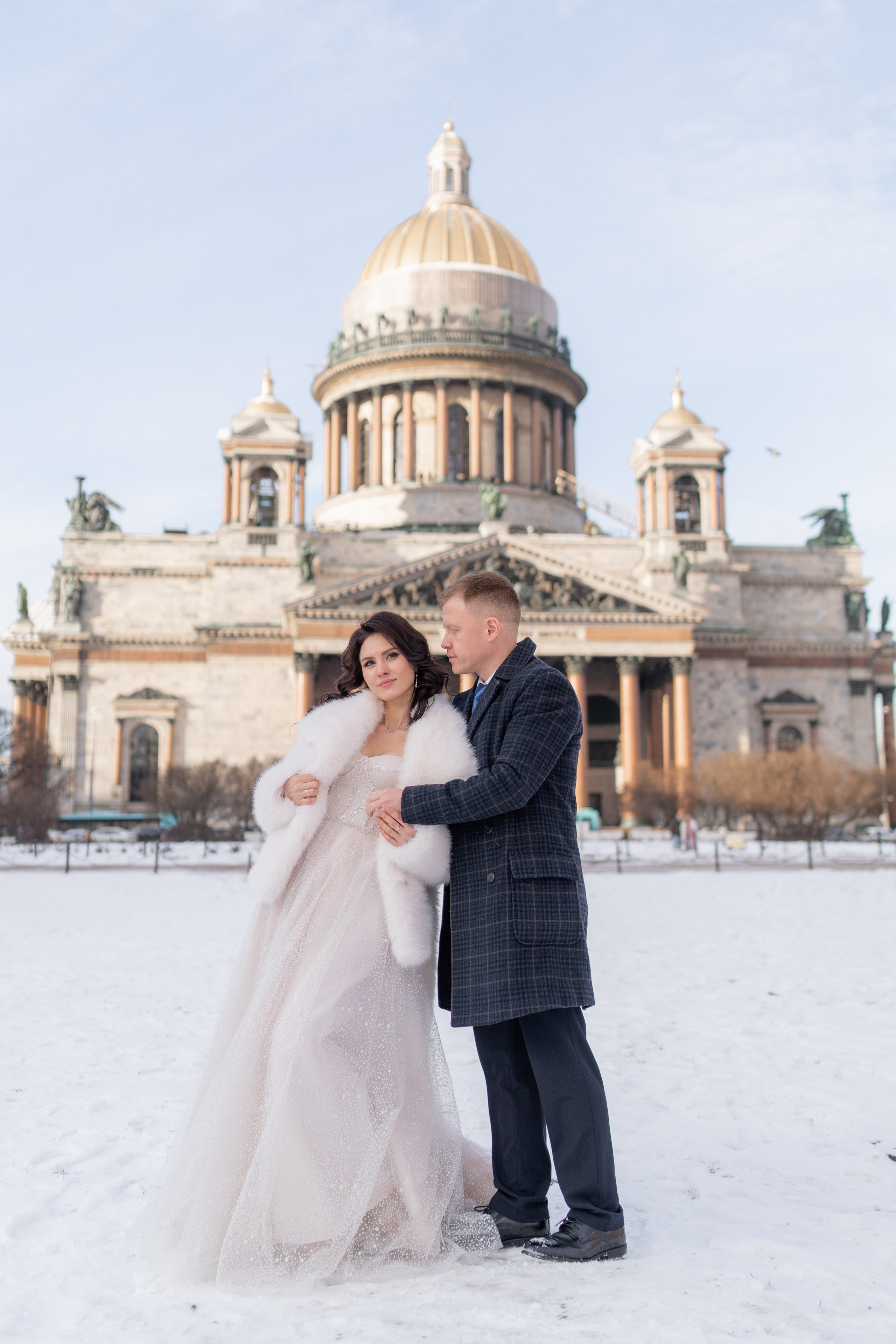 Свадебные фото на фоне Исаакиевского собора зимой