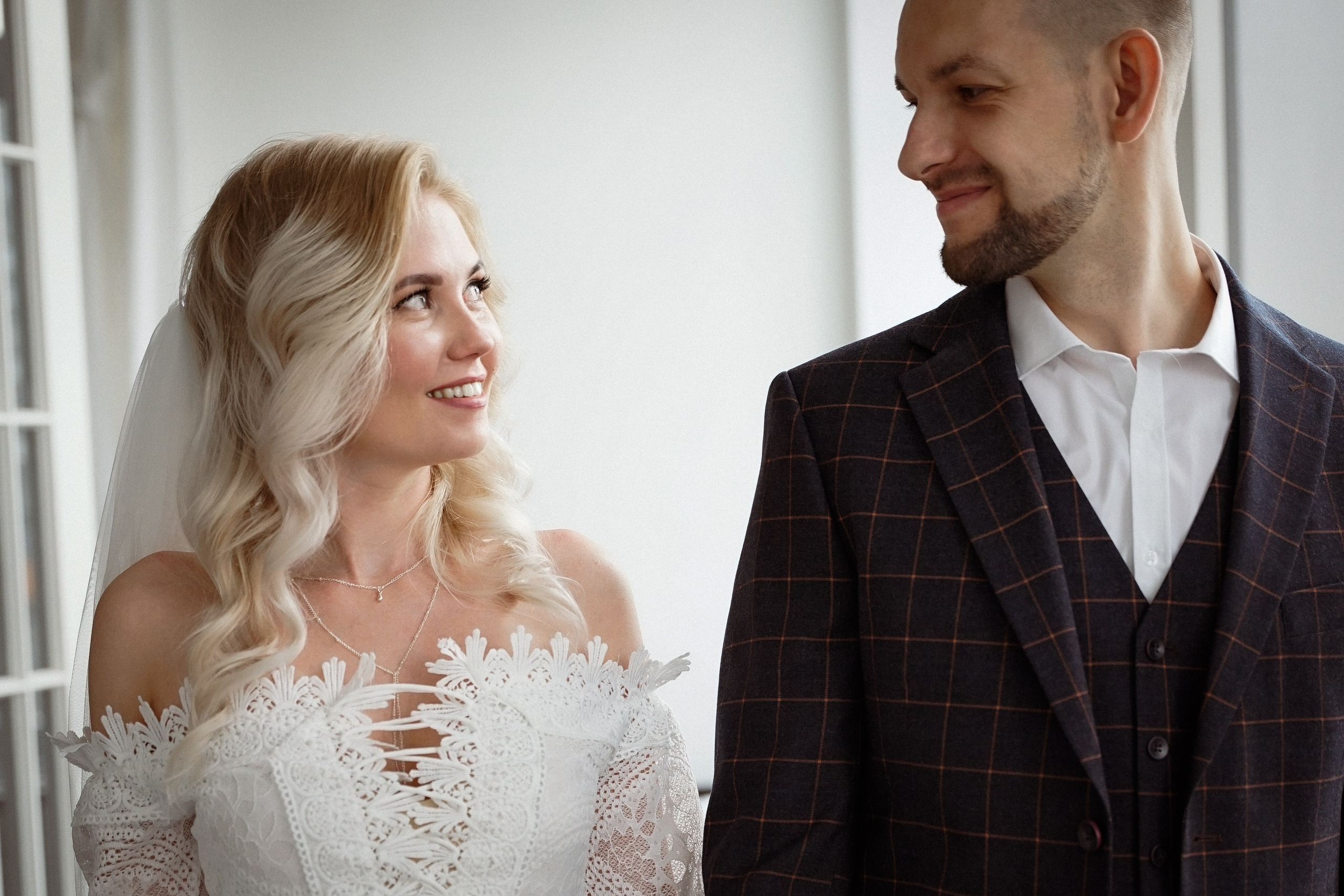 Свадебная фотосессия в студии с темным полом