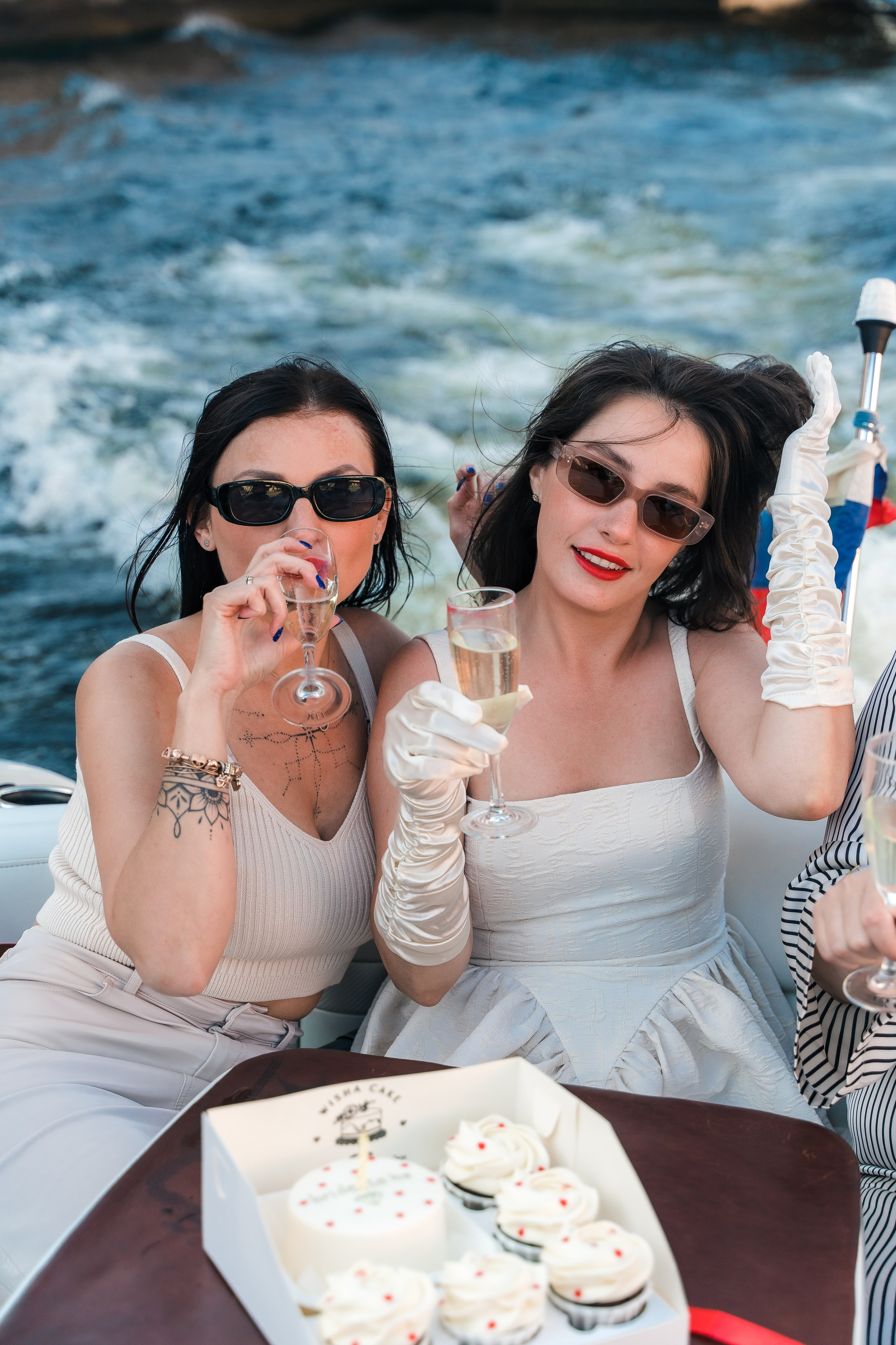 Фотосъемка девичника, встреча девушек, веселые женские портреты