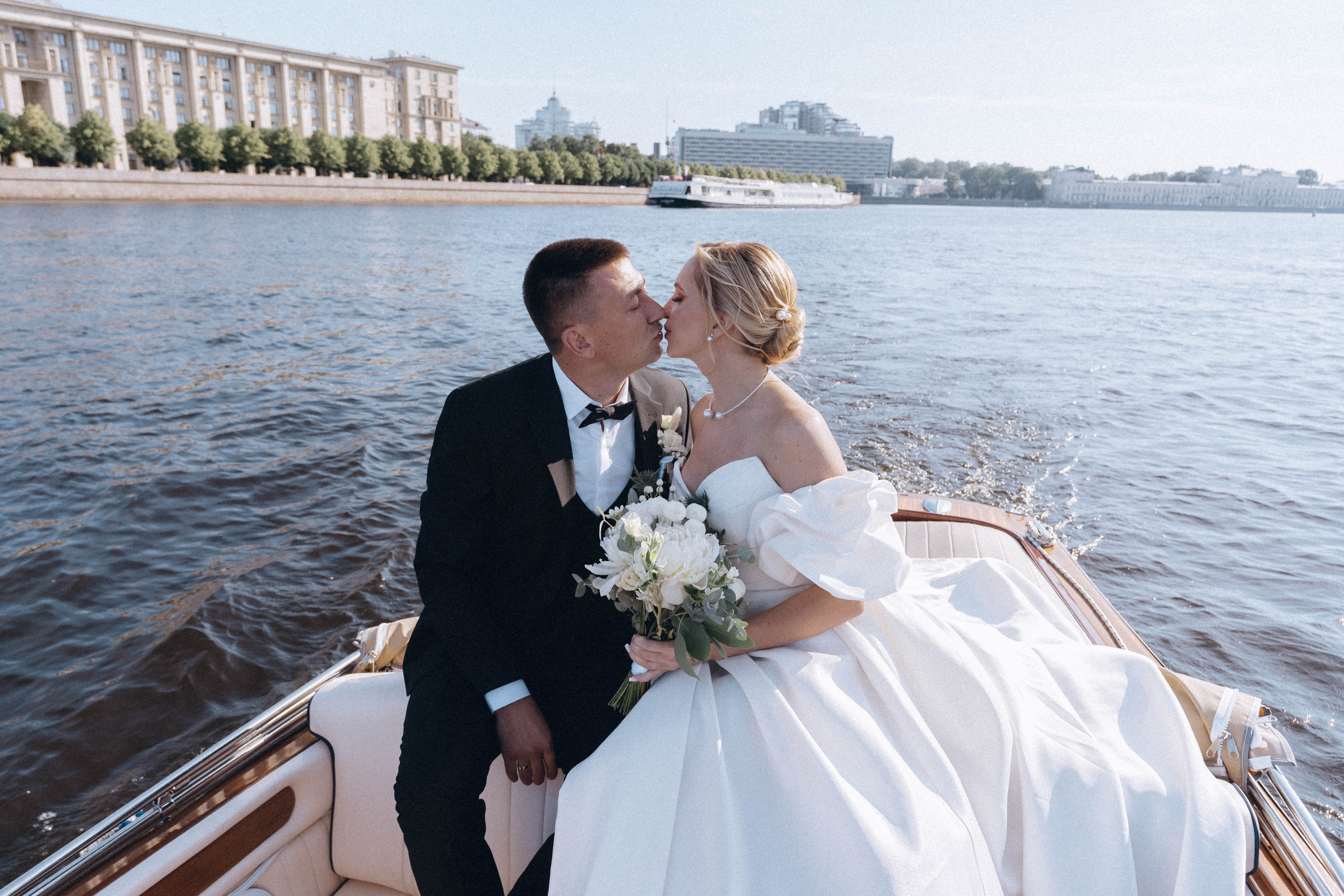 СВАДЕНБНАЯ СЬЕМКА НА КАТЕРЕ ПО КАНАЛАМ САНКТ-ПЕТЕРБУРГА И В АКВАТОРИИ НЕВЫ. Профессиональный фотограф, Санкт-Петербург — Виктория Богомолова