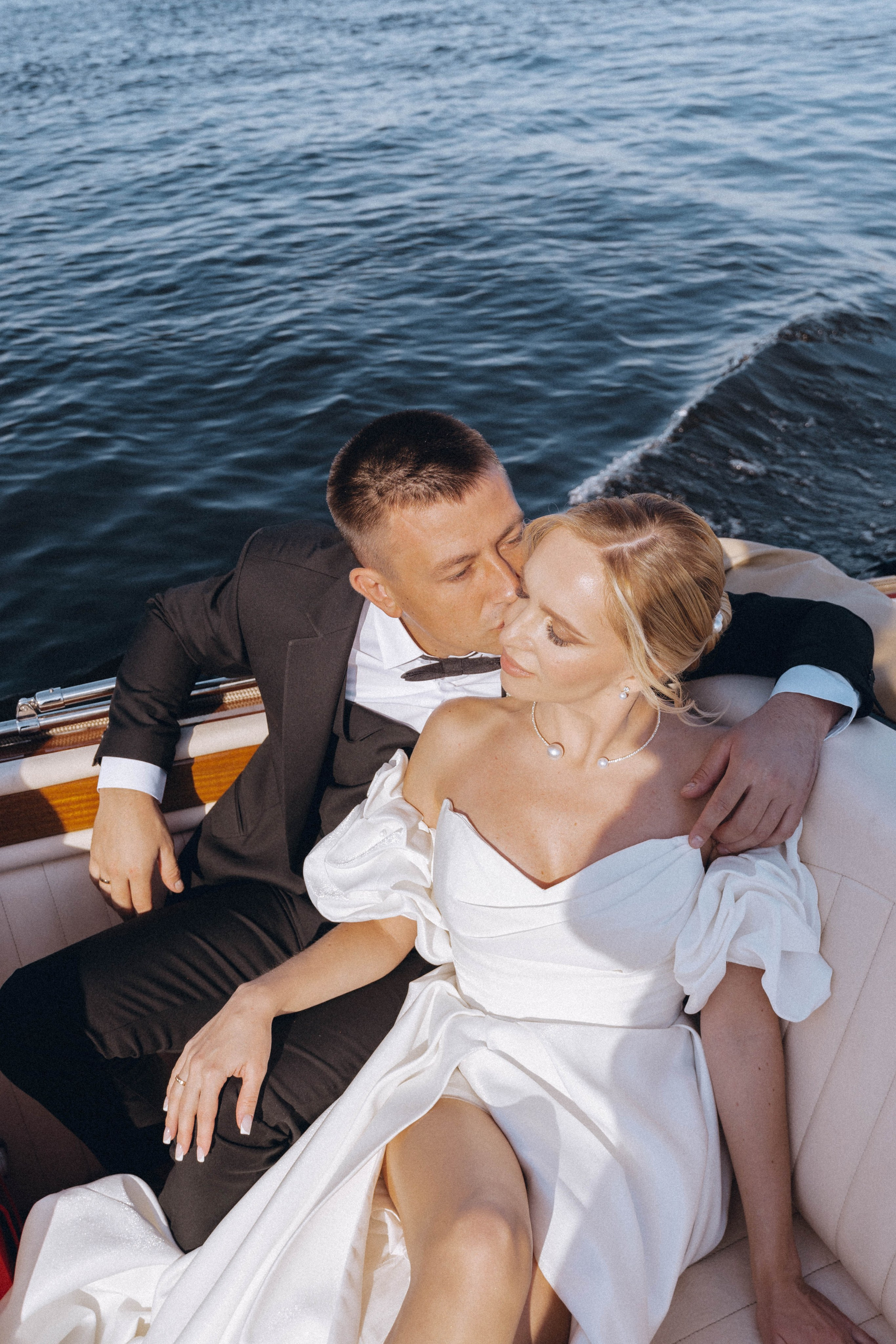 СВАДЕНБНАЯ СЬЕМКА НА КАТЕРЕ ПО КАНАЛАМ САНКТ-ПЕТЕРБУРГА И В АКВАТОРИИ НЕВЫ. Профессиональный фотограф, Санкт-Петербург — Виктория Богомолова