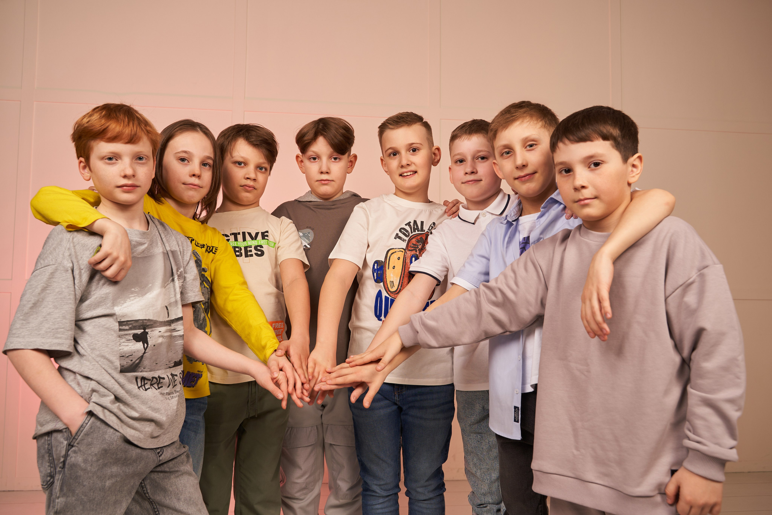 Выпускные альбомы для младших классов в Красноярске от AlbomKras 📚👶. AlbomKras -выпускные альбомы Красноярска с авторским дизайном и качественной фотосъемкой! ⭐⭐⭐⭐⭐ 5.0