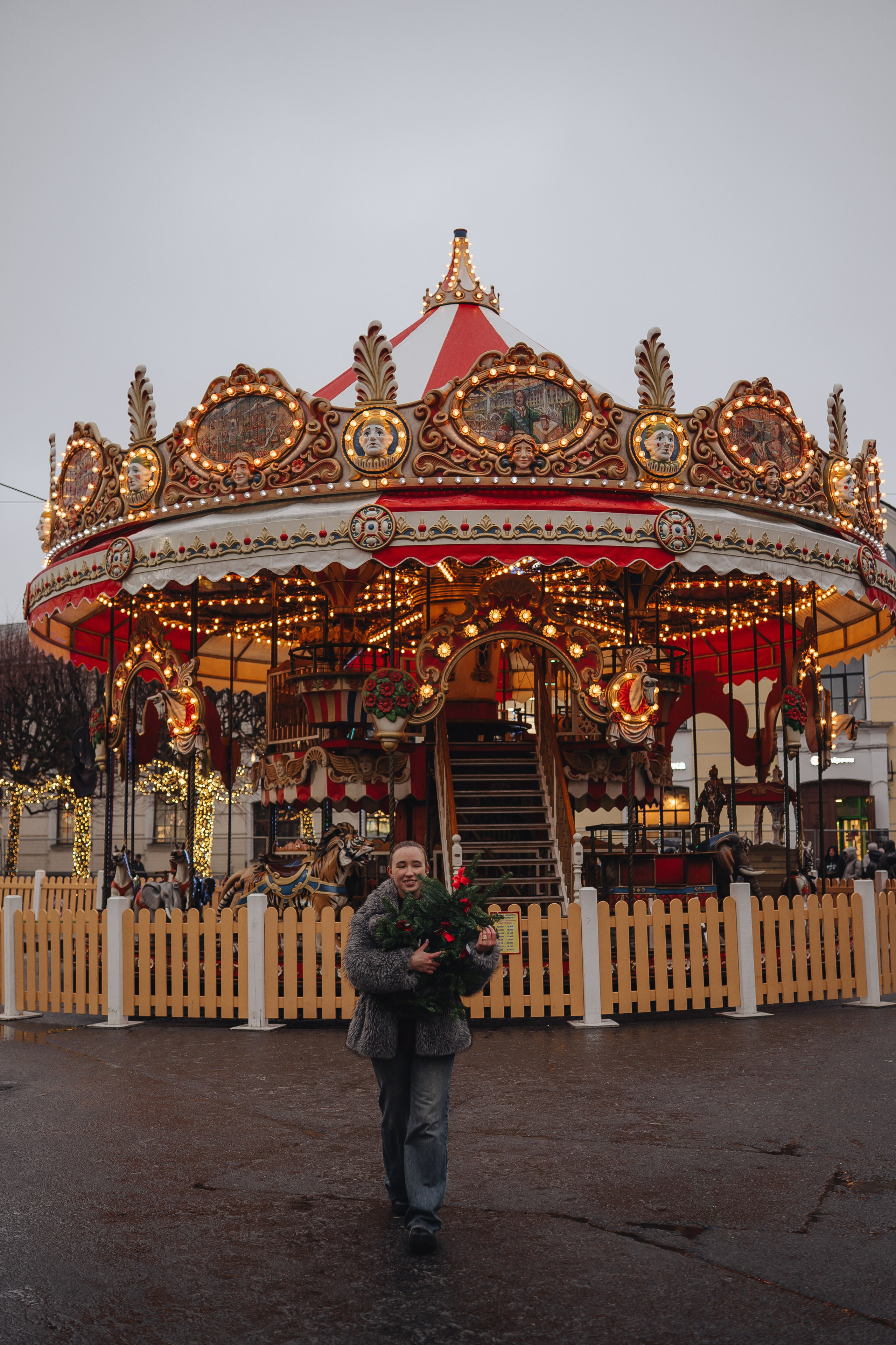 ПРОГУЛКА НА МАНЕЖНОЙ ПЛОЩАДИ ДЛЯ ДЕВУШКИ ПЕРЕД НОВЫМ ГОДОМ (НОВОГОДНЯЯ ФОТОСЕССИИЯ НА МАНЕЖНОЙ ПЛОЩАДИ). Профессиональный фотограф, Санкт-Петербург — Виктория Богомолова