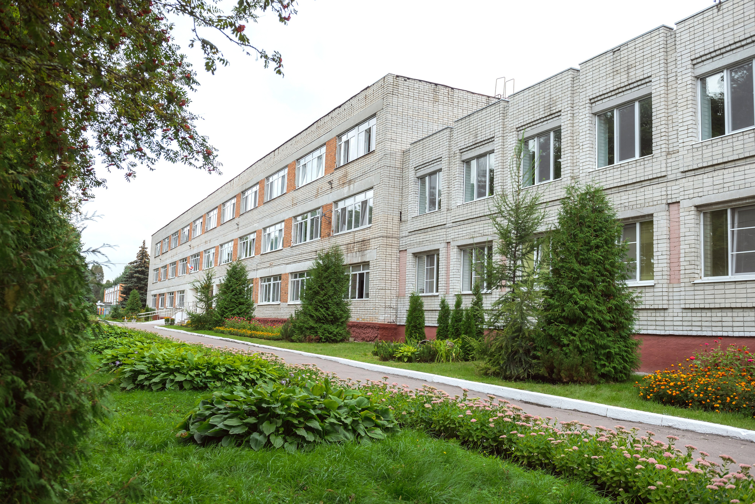 Линейка 11-е классы 2023. Фотограф Галина Лисанова, г. Брянск