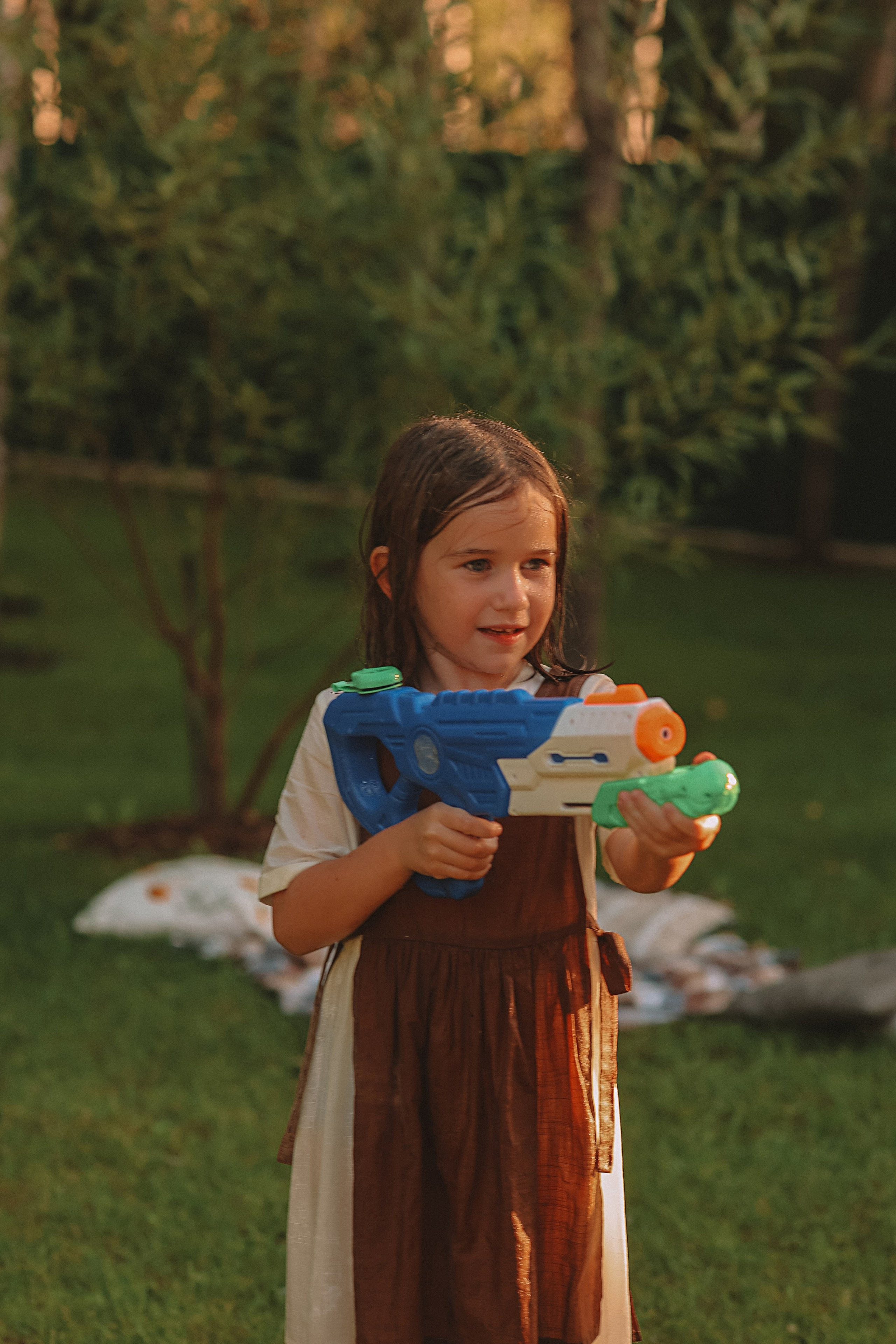 Стирка у дома. Семейный фотограф Тюмень, фотограф на роды Салмина Мария