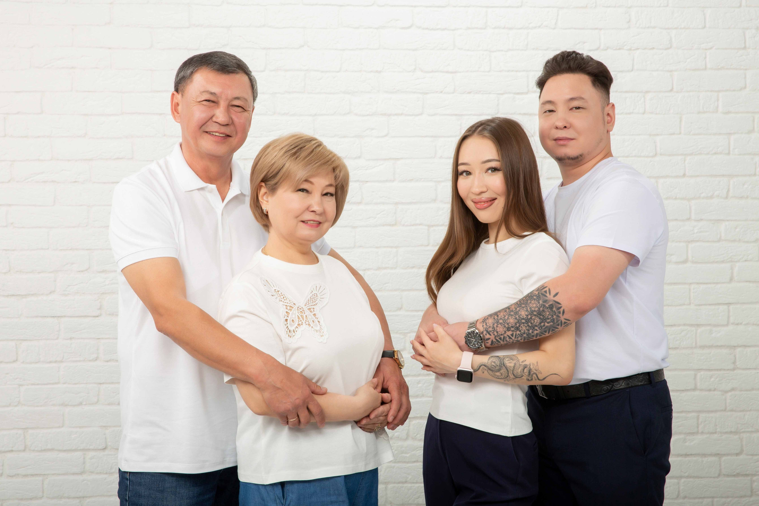 Фотосессия большой семьи в фотостудии. Совет с семьей. Фотостудия Алматы. Семейная и детская фотостудия Family studio.Фотограф Алматы