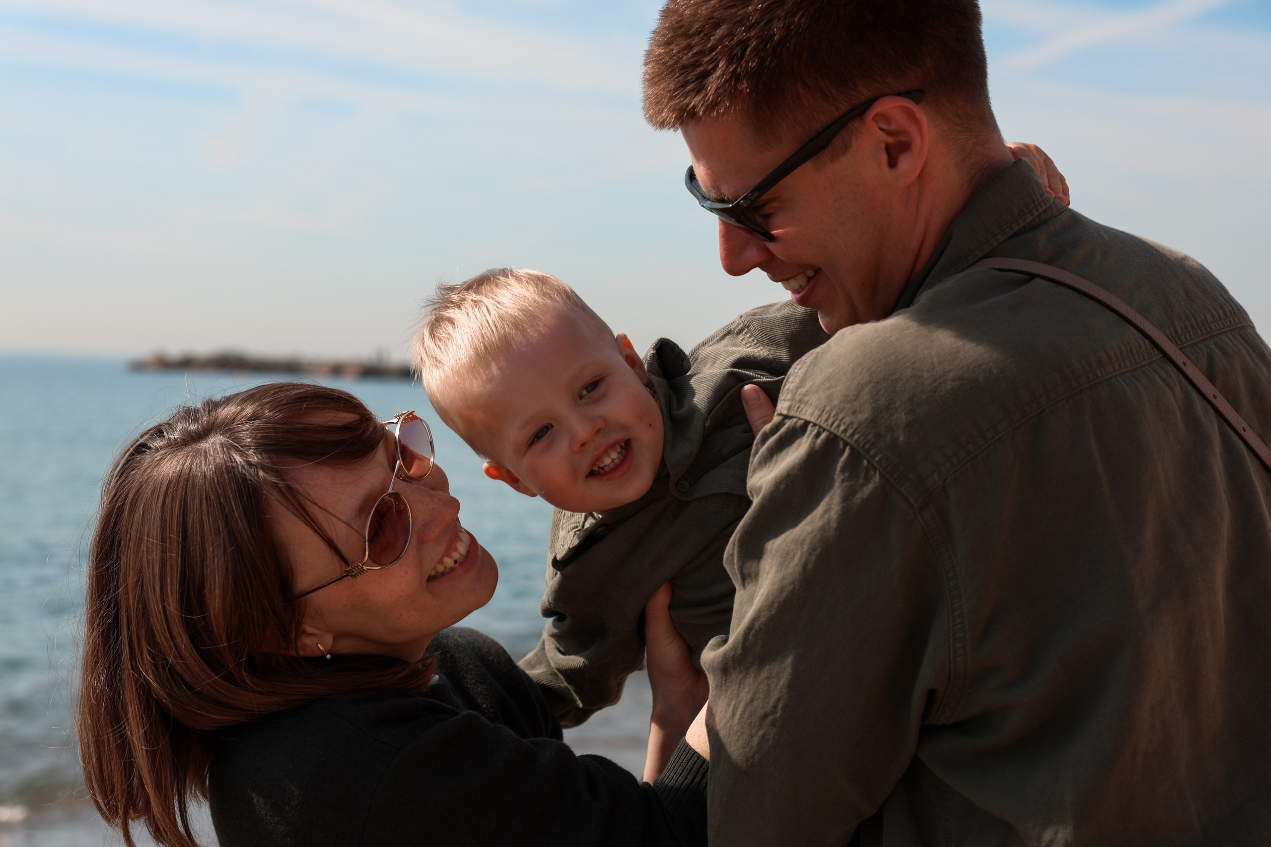 Seashore with a toddler. Natalia Zhuravleva|family, newborn, maternity photographer in Barcelona