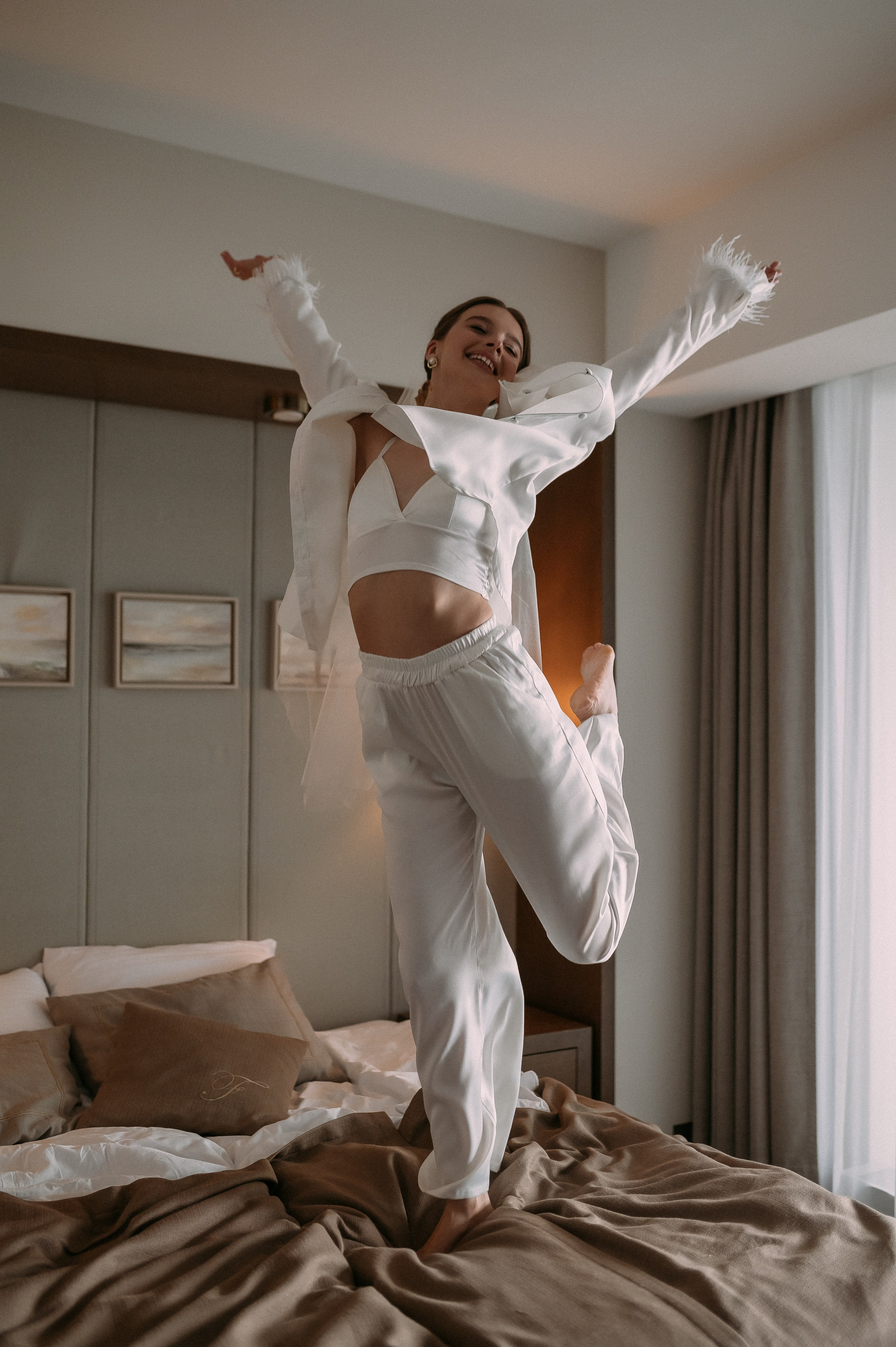 Свадебное утро и прогулка красивой яркой пары. Свадебный и семейный фотограф в Симферополе Дарья Маркова