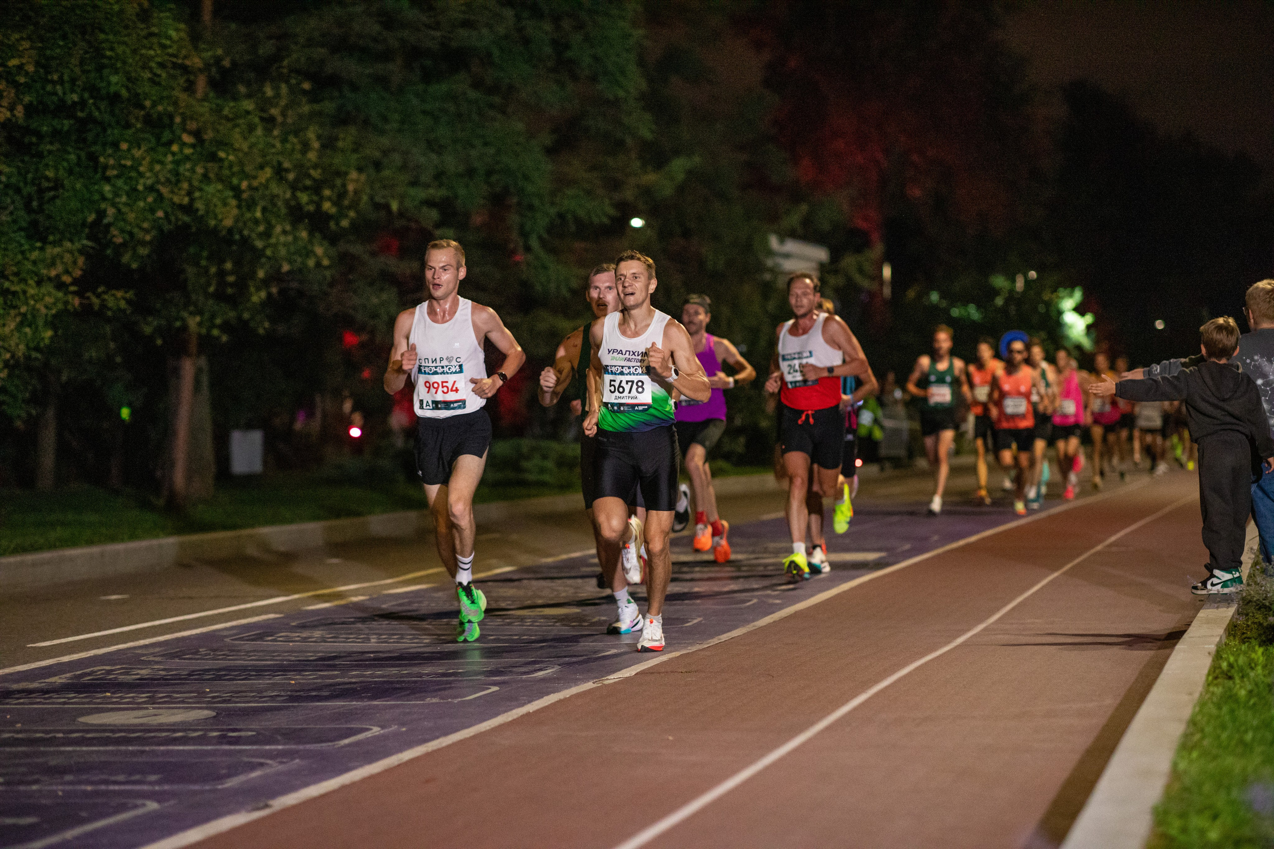 Ночной забег в ленте фотографий бегунов 03.08.24. Фотограф Сергей Ловкий
