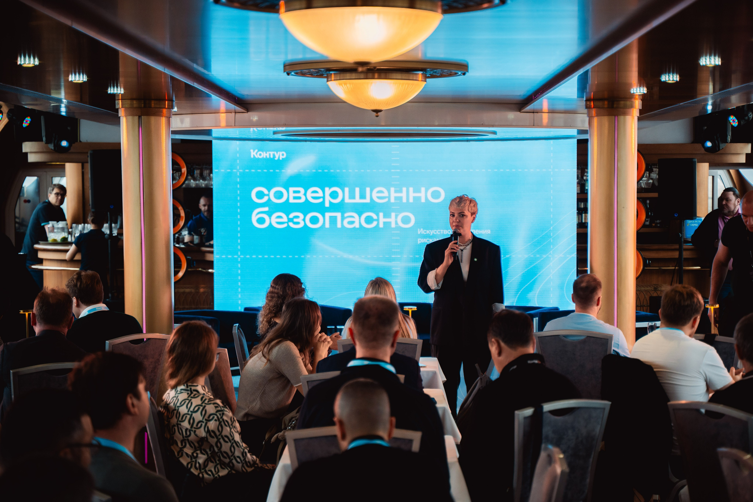 Контур — Совершенно безопасно. Репортажный фотограф в Москве Федор Вдовин