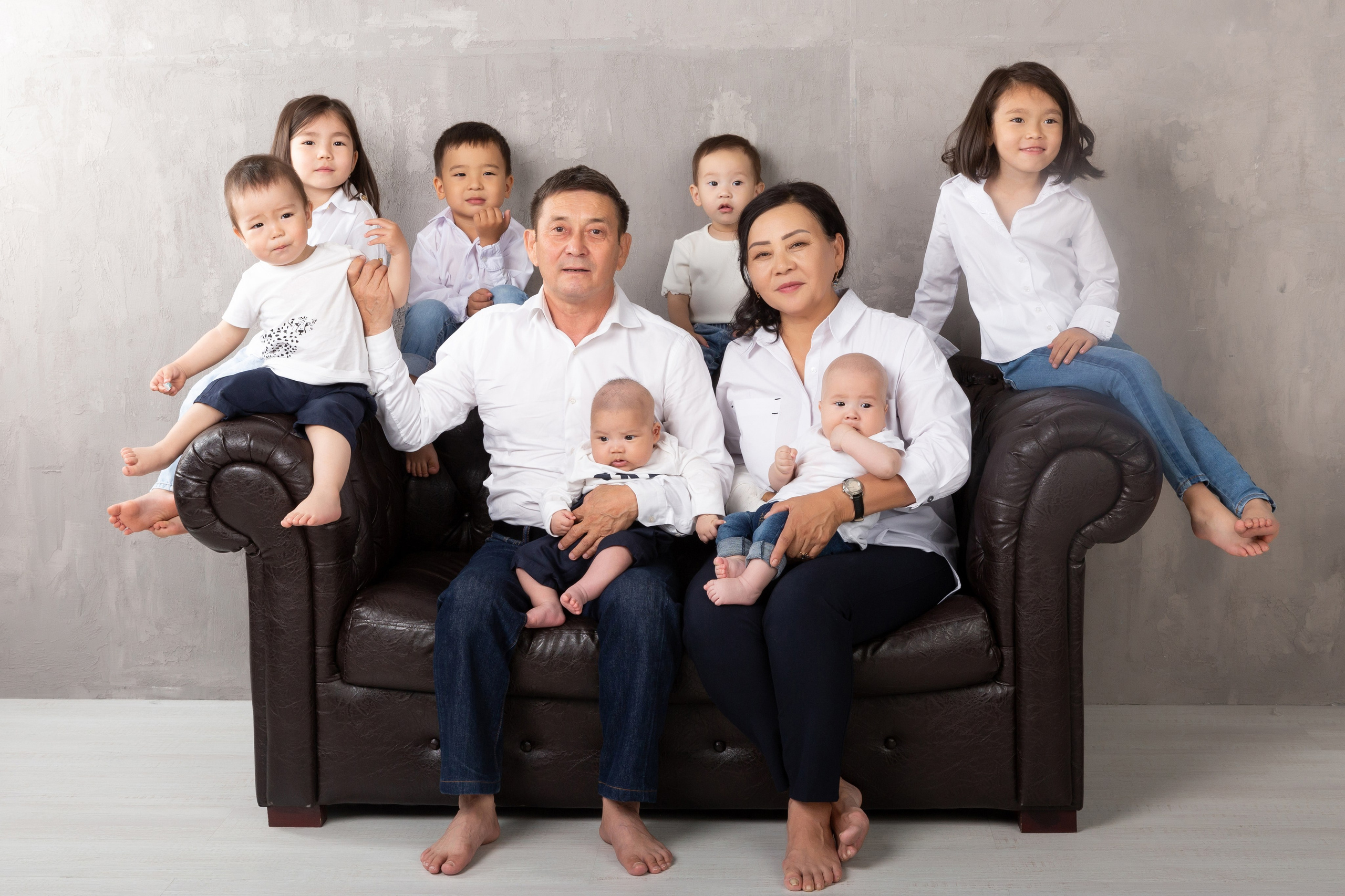 Аяулым и семья. Фотостудия Алматы. Семейная и детская фотостудия Family studio.Фотограф Алматы