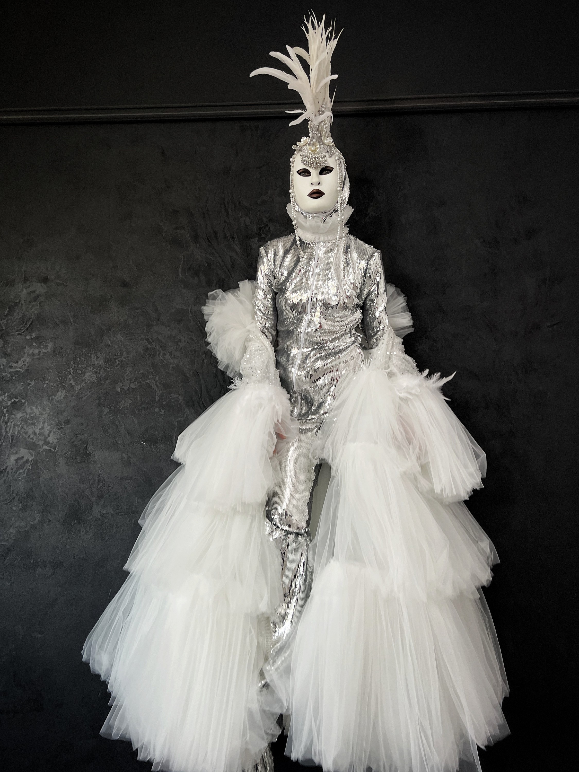 Персонаж серебряная Ворона. Мимы и Ходулисты на встречу гостей. Москва