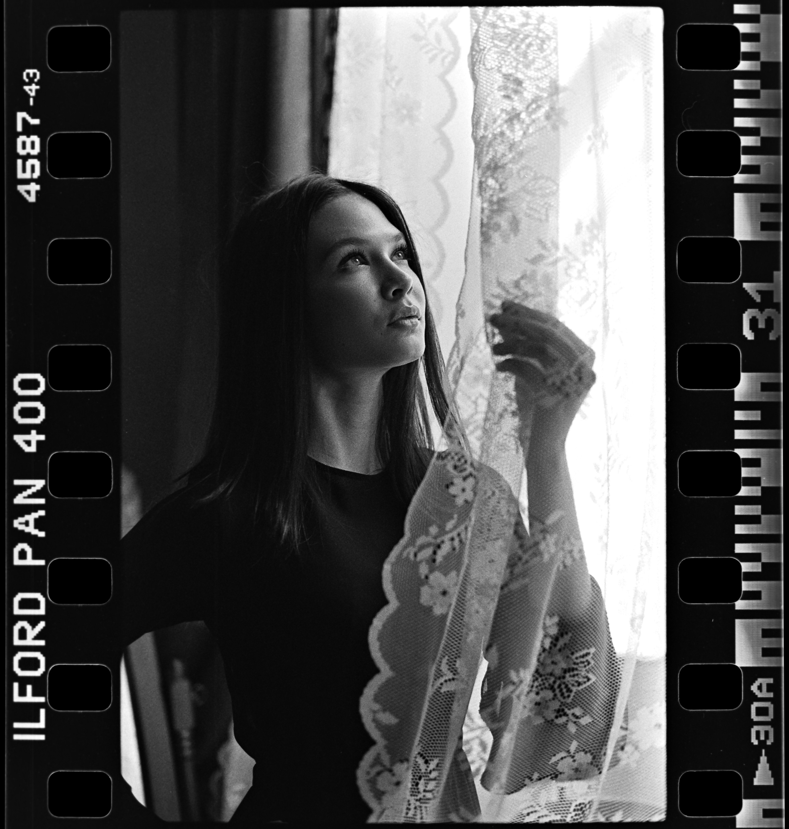 Студийная фотосессия с естественным светом на черно-белую пленку