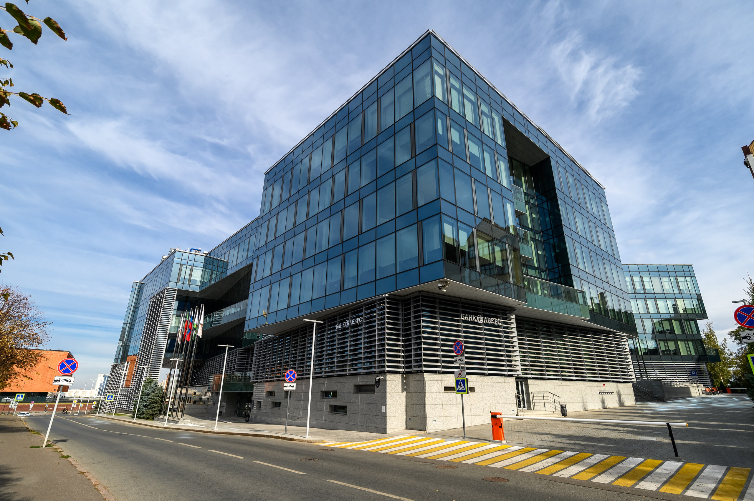 Современный городской пейзаж Казани с деловыми зданиями и минималистичной архитектурой