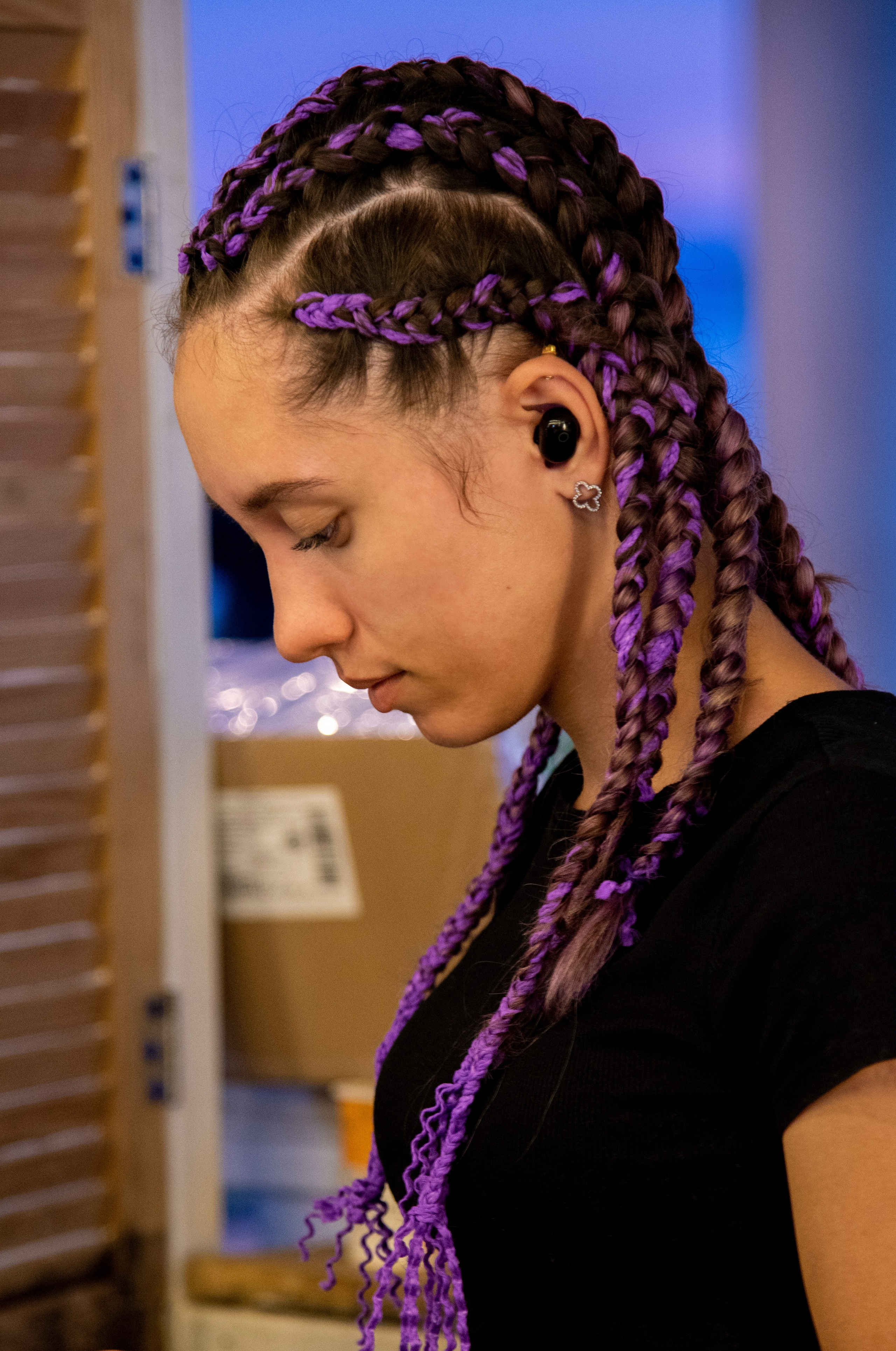 смуглая красивая девушка с афро-косами, пляжный бармен. посёлок Лазоревское