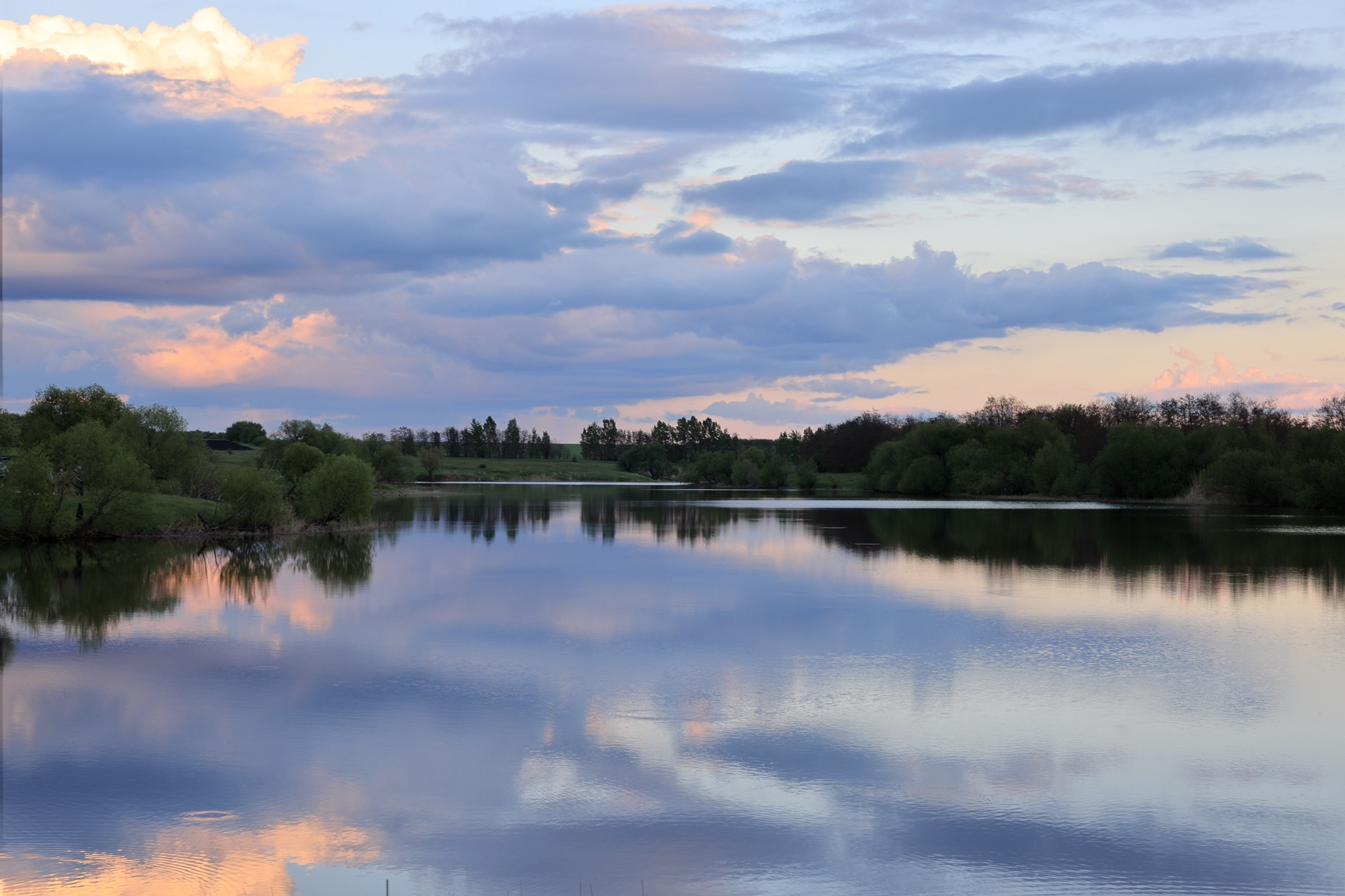 Отраженное в воде вечернее небо