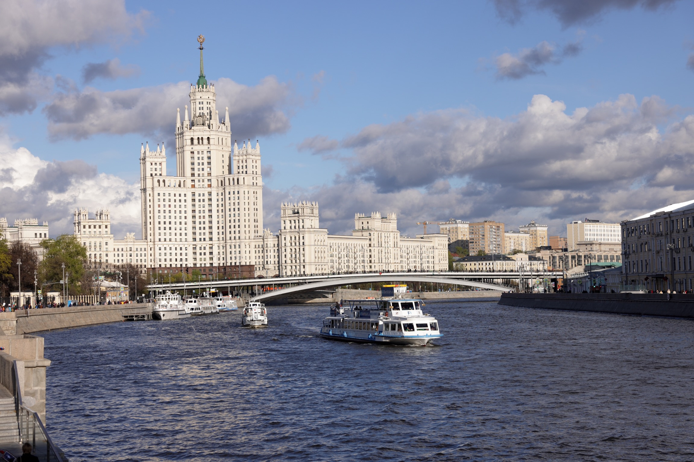 Высотка на Котельнической набережной, Москва река