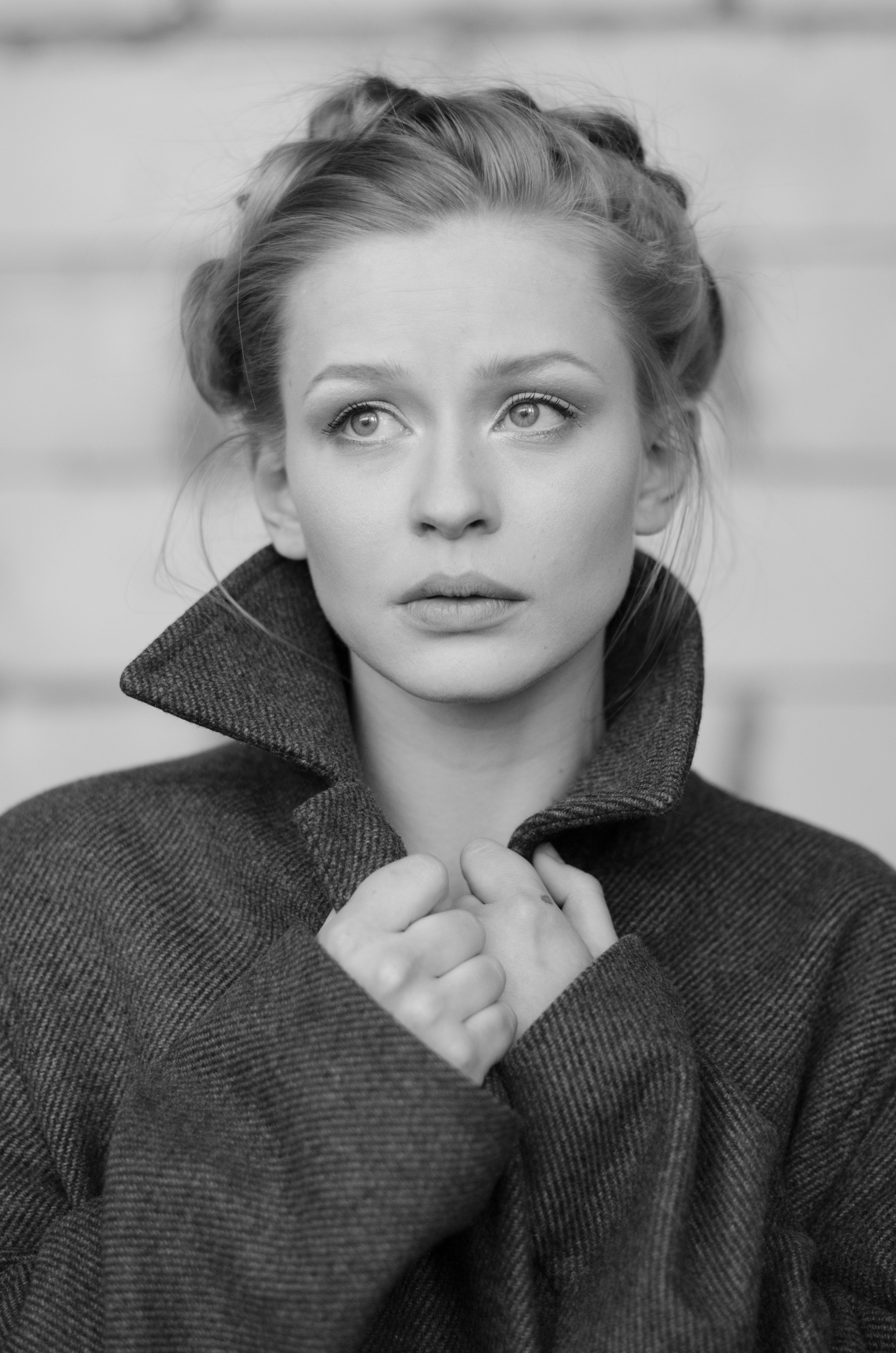  Фотопортрет актрисы Юлии Пересильд в мужском пальто экспонировался в Московском Доме фотографии на биеннале "Мода и стиль в фотографии".