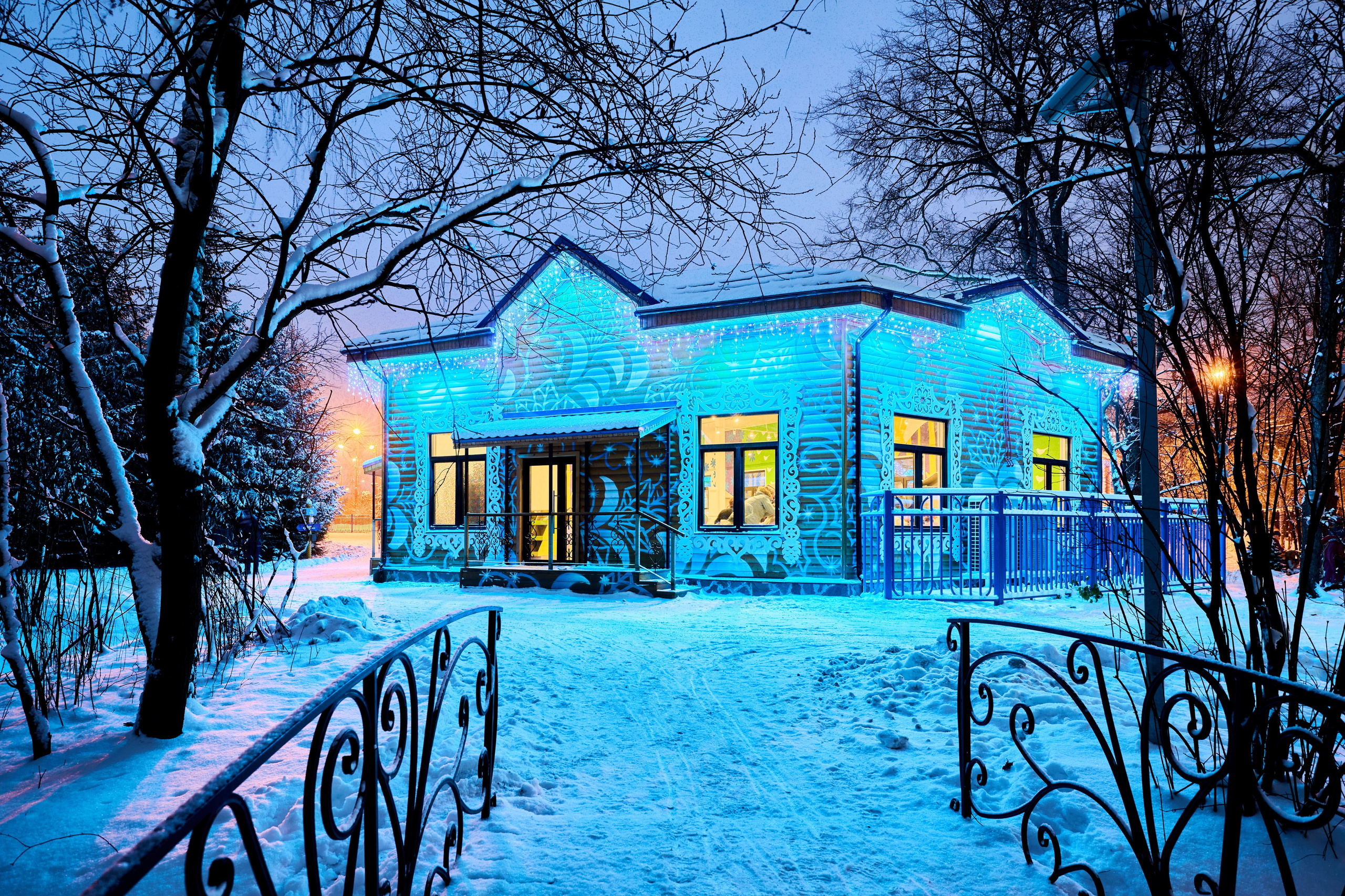 Терема Усадьбы Деда Мороза вечером. Никита Хохловский фото и видео продакшн